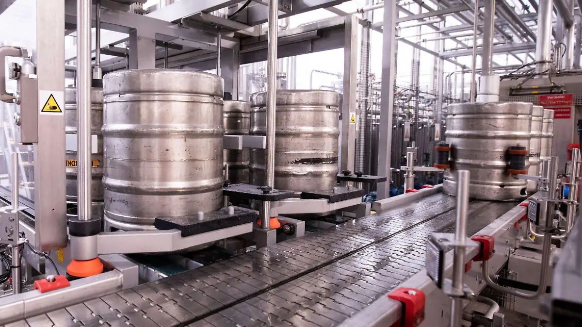 ARCHIV - 18.06.2020, Hamburg: Bierfässer stehen in der Kontroll- und Reinigungsanlage der Produktionsstätte der Holsten-Brauerei im Hamburger Stadtteil Hausbruch. (zu dpa: «Brauer füllen nach monatelanger Pause wieder Bier in Fässern ab») Foto: Christian Charisius/dpa +++ dpa-Bildfunk +++