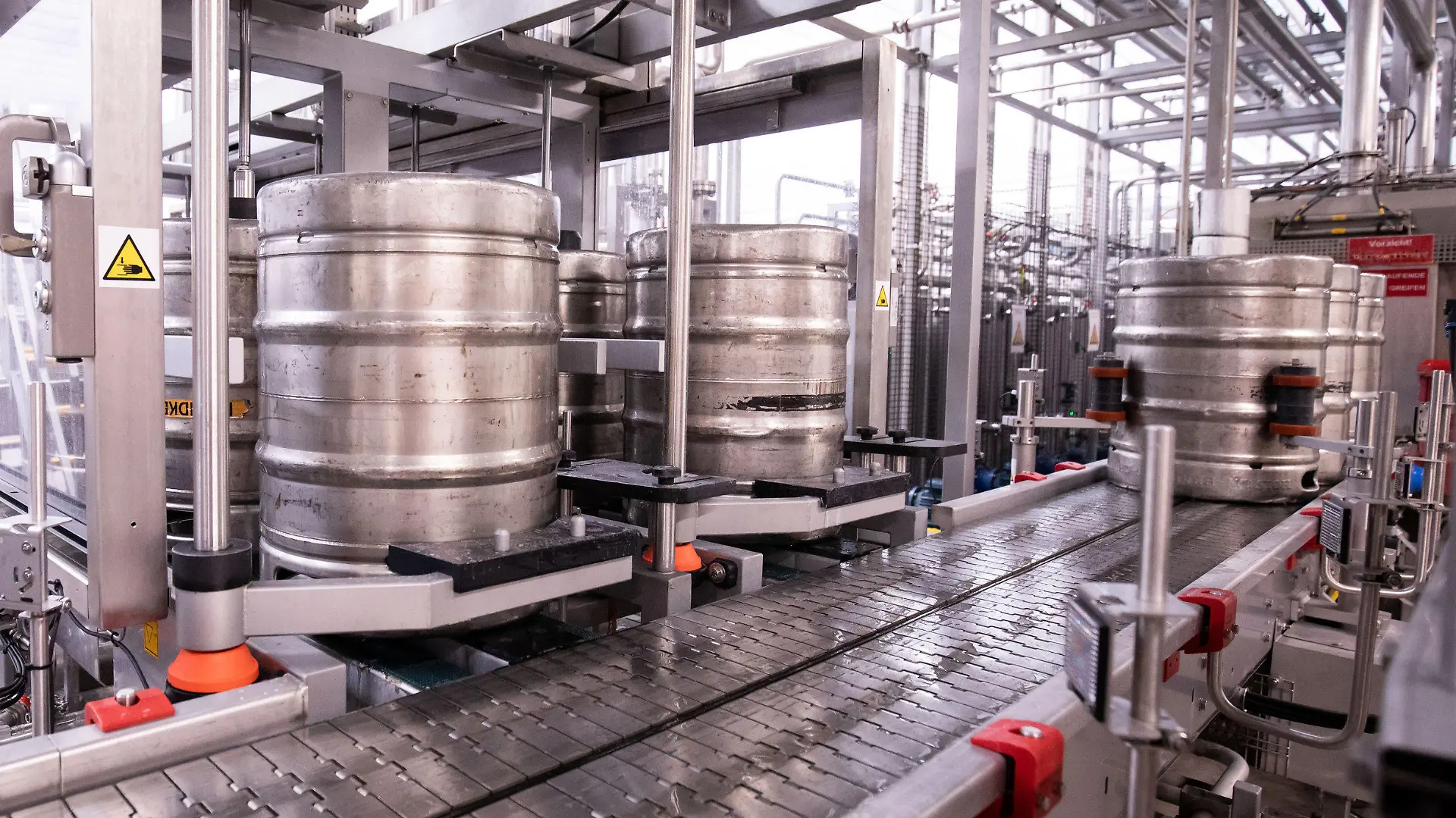 ARCHIV - 18.06.2020, Hamburg: Bierfässer stehen in der Kontroll- und Reinigungsanlage der Produktionsstätte der Holsten-Brauerei im Hamburger Stadtteil Hausbruch. (zu dpa: «Brauer füllen nach monatelanger Pause wieder Bier in Fässern ab») Foto: Christian Charisius/dpa +++ dpa-Bildfunk +++