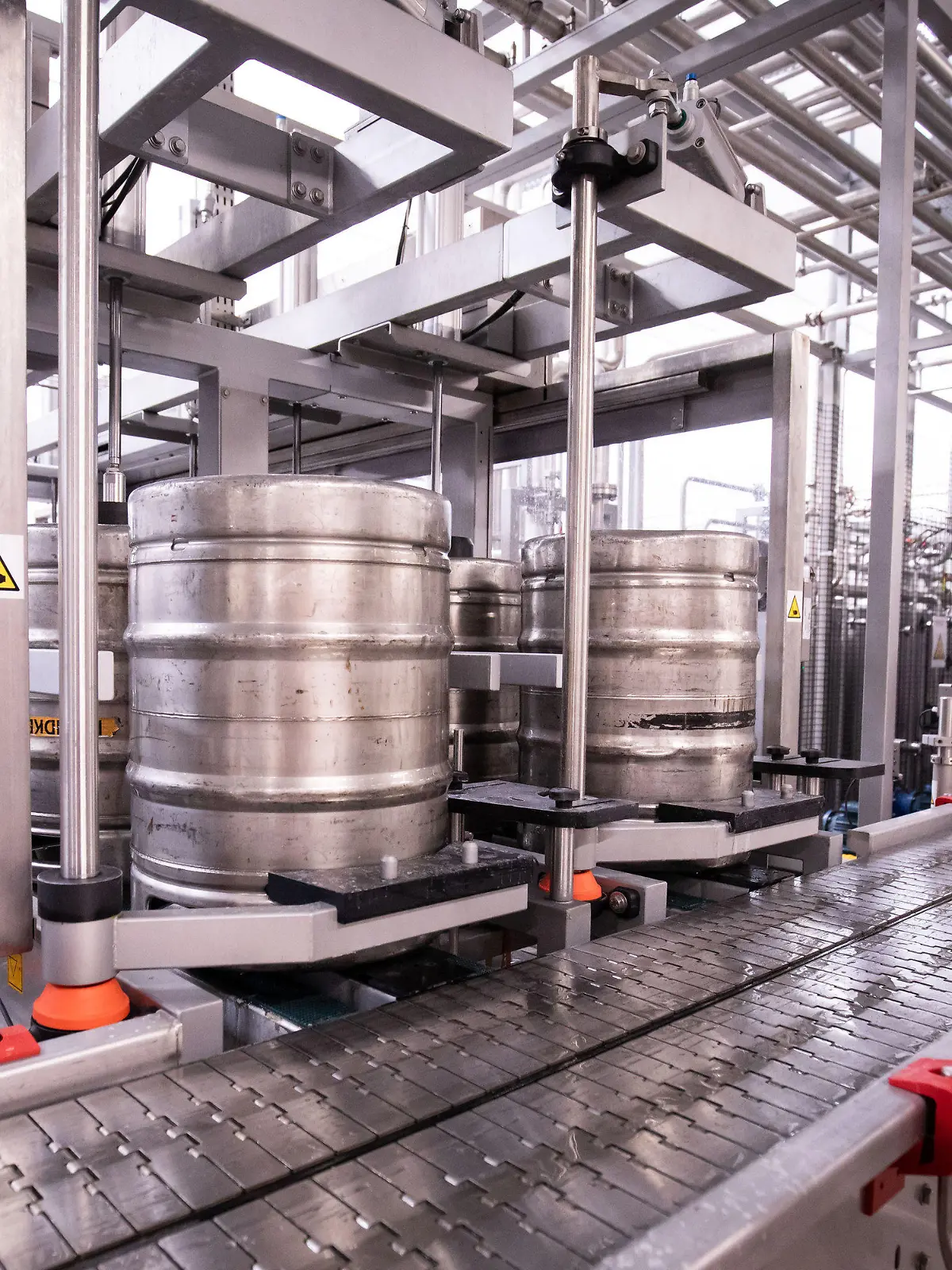 ARCHIV - 18.06.2020, Hamburg: Bierfässer stehen in der Kontroll- und Reinigungsanlage der Produktionsstätte der Holsten-Brauerei im Hamburger Stadtteil Hausbruch. (zu dpa: «Brauer füllen nach monatelanger Pause wieder Bier in Fässern ab») Foto: Christian Charisius/dpa +++ dpa-Bildfunk +++