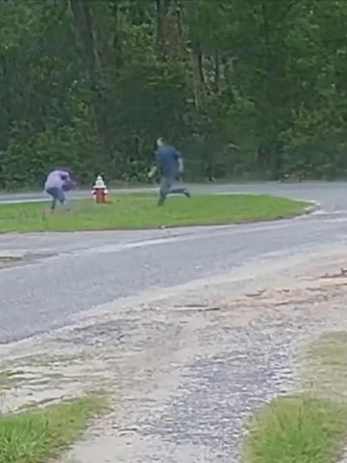 Im US-Bundesstaat Florida hat ein Mann versucht ein 11-jähriges Mädchen zu entführen, als sie morgens auf ihren Schulbus wartete. Mit einem Messer bewaffnet lief er auf das Mädchen zu, die schafft es sich zu befreien. Der Moment wurde von einer Überwachungskamera festgehalten.