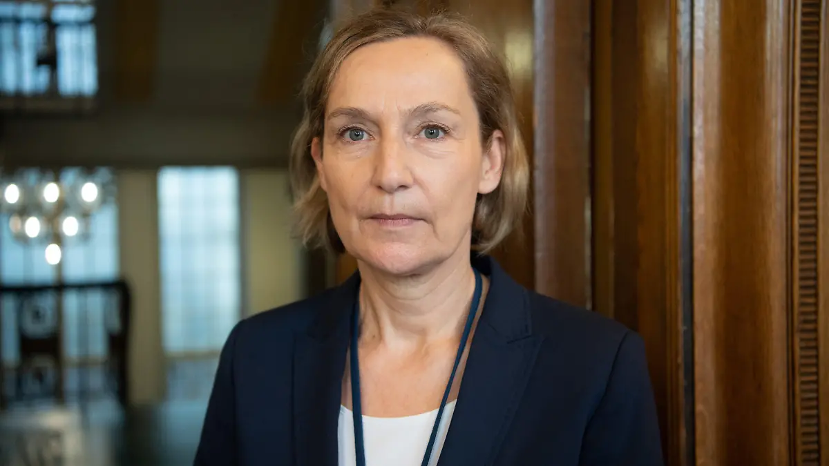 19.05.2021, Berlin: Norma Schürmann, Kriminaldirektorin und Dezernatsleiterin "Sexualdelikte beim LKA" steht bei einem Pressegespräch in einem Flur der Dienststelle des Landeskriminalamtes (LKA) in der Keithstraße. Mit einer großen Razzia ist die Berliner Polizei gegen Konsumenten und Verbreiter von Kinderpornografie vorgegangen. Seit dem frühen Mittwochmorgen durchsuchten Fahnder des Landeskriminalamtes (LKA) mehr als 40 Wohnungen und andere Räume, wie die Polizei mitteilte. Es gehe um den Verdacht der Verwendung und Verbreitung kinderpornografischer Abbildungen, also Abbildungen schweren sexuellen Kindesmissbrauchs. Foto: Paul Zinken/dpa-Zentralbild/dpa +++ dpa-Bildfunk +++