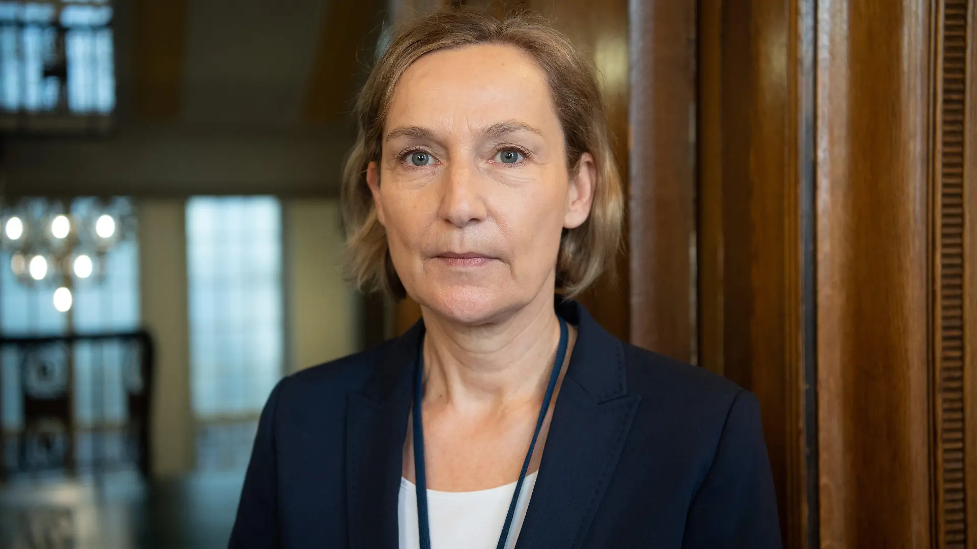 19.05.2021, Berlin: Norma Schürmann, Kriminaldirektorin und Dezernatsleiterin "Sexualdelikte beim LKA" steht bei einem Pressegespräch in einem Flur der Dienststelle des Landeskriminalamtes (LKA) in der Keithstraße. Mit einer großen Razzia ist die Berliner Polizei gegen Konsumenten und Verbreiter von Kinderpornografie vorgegangen. Seit dem frühen Mittwochmorgen durchsuchten Fahnder des Landeskriminalamtes (LKA) mehr als 40 Wohnungen und andere Räume, wie die Polizei mitteilte. Es gehe um den Verdacht der Verwendung und Verbreitung kinderpornografischer Abbildungen, also Abbildungen schweren sexuellen Kindesmissbrauchs. Foto: Paul Zinken/dpa-Zentralbild/dpa +++ dpa-Bildfunk +++