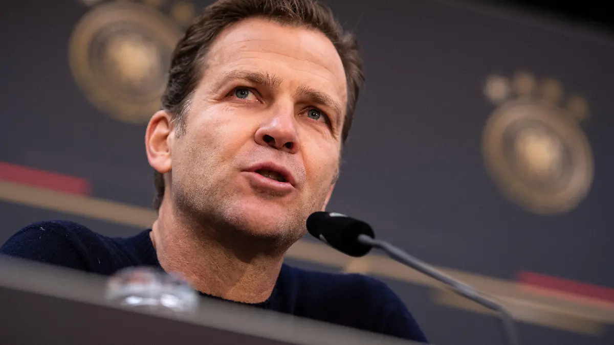ARCHIV - 13.11.2019, Nordrhein-Westfalen, Düsseldorf: Oliver Bierhoff, damals Direktor Nationalmannschaft, blickt während einer Pressekonferenz in die Runde. DFB-Direktor Oliver Bierhoff will einen langfristigen Verbleib bis zu seinem Vertragsende 2024 nicht garantieren. (zu dpa: «Bierhoff: 0:6 in Spanien «kann nicht Gradmesser» sein») Foto: Marius Becker/dpa +++ dpa-Bildfunk +++