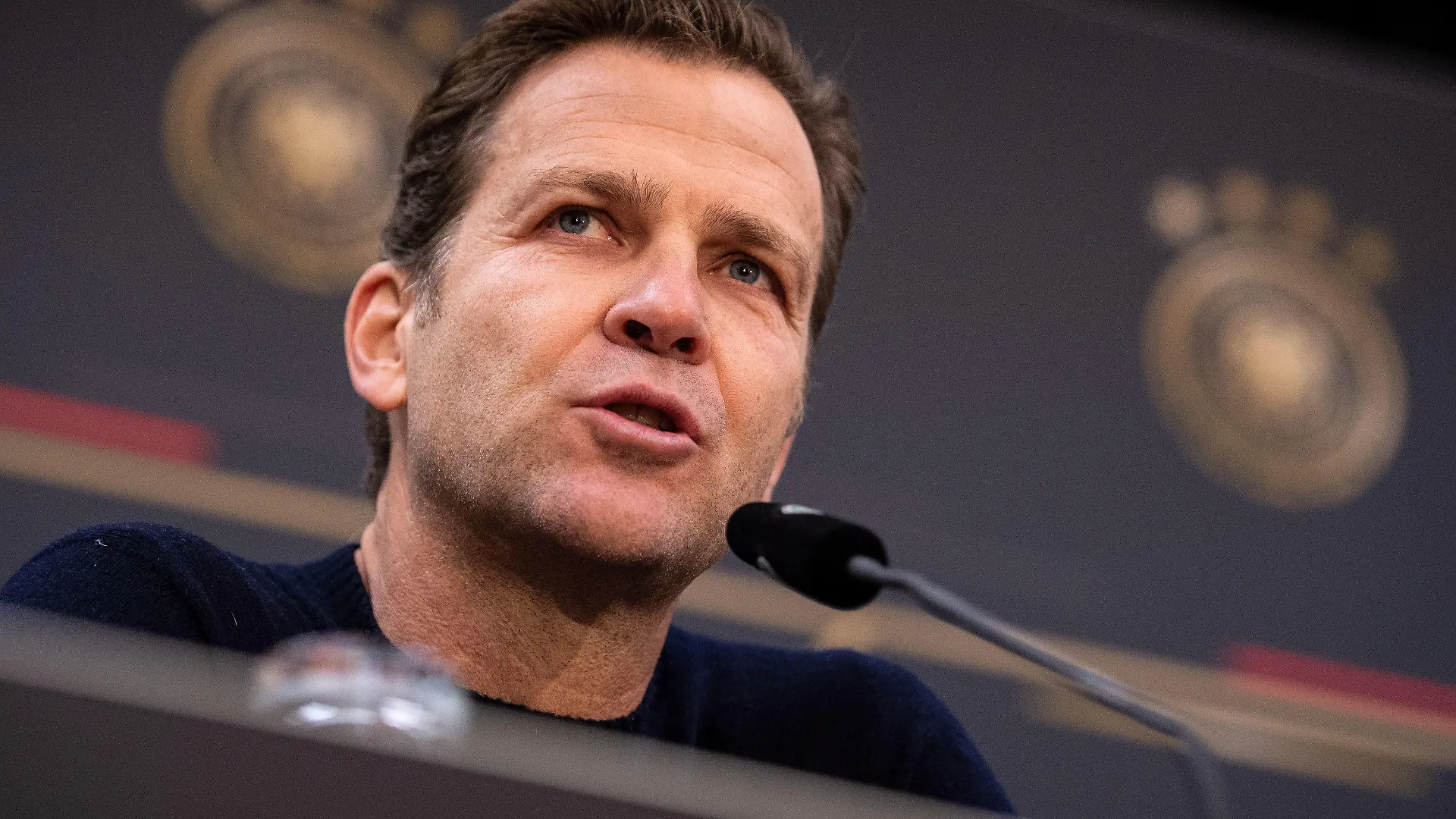 ARCHIV - 13.11.2019, Nordrhein-Westfalen, Düsseldorf: Oliver Bierhoff, damals Direktor Nationalmannschaft, blickt während einer Pressekonferenz in die Runde. DFB-Direktor Oliver Bierhoff will einen langfristigen Verbleib bis zu seinem Vertragsende 2024 nicht garantieren. (zu dpa: «Bierhoff: 0:6 in Spanien «kann nicht Gradmesser» sein») Foto: Marius Becker/dpa +++ dpa-Bildfunk +++
