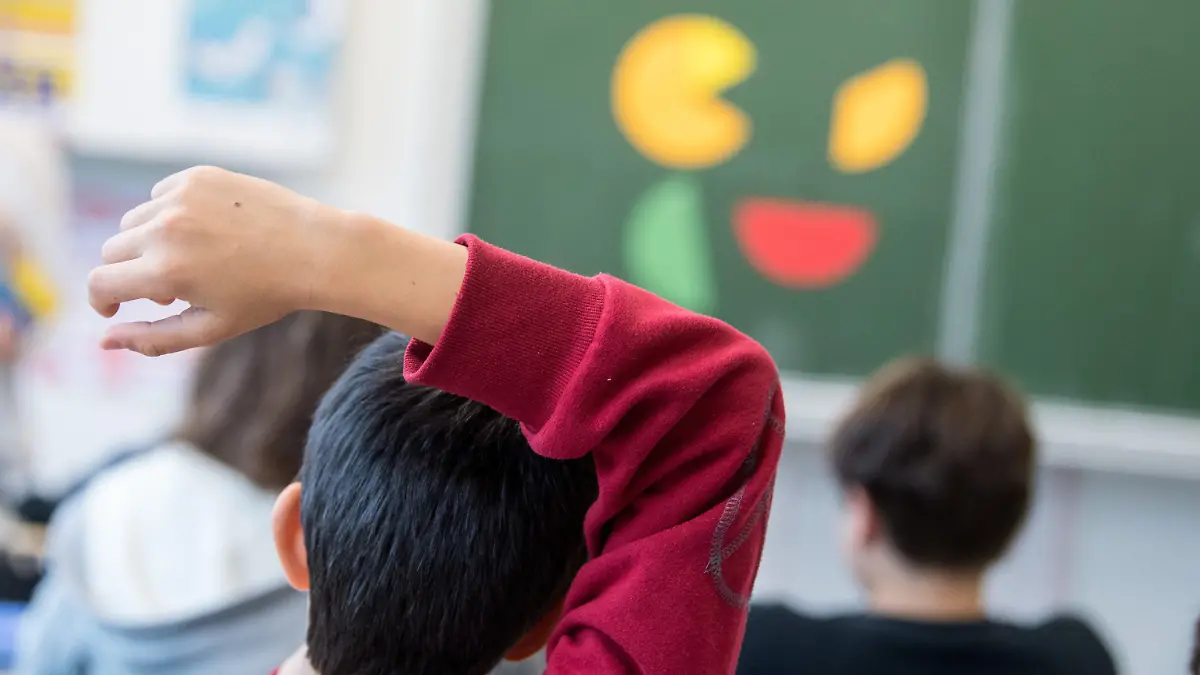ARCHIV - 09.11.2017, Baden-Württemberg, Tübingen: Ein Schüler meldet sich während einer Mathestunde im Präsenzunterricht. (zu dpa    «Lockerungen für Schulen in Regionen mit niedriger Inzidenz») Foto: Sebastian Gollnow/dpa +++ dpa-Bildfunk +++