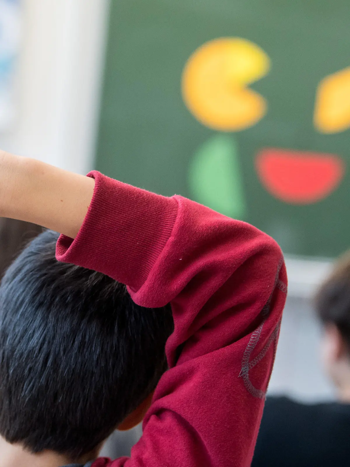 ARCHIV - 09.11.2017, Baden-Württemberg, Tübingen: Ein Schüler meldet sich während einer Mathestunde im Präsenzunterricht. (zu dpa    «Lockerungen für Schulen in Regionen mit niedriger Inzidenz») Foto: Sebastian Gollnow/dpa +++ dpa-Bildfunk +++