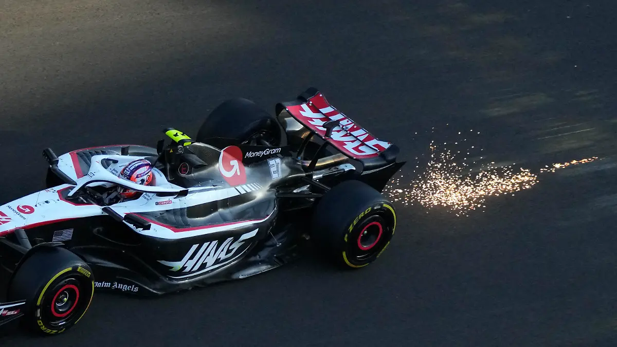 29.04.2023, Aserbaidschan, Baku: Motorsport: Formel-1-Weltmeisterschaft, Grand Prix von Aserbaidschan, Sprintrennen. Nico Hülkenberg aus Deutschland vom Team Haas in Aktion. Foto: Sergei Grits/AP/dpa +++ dpa-Bildfunk +++