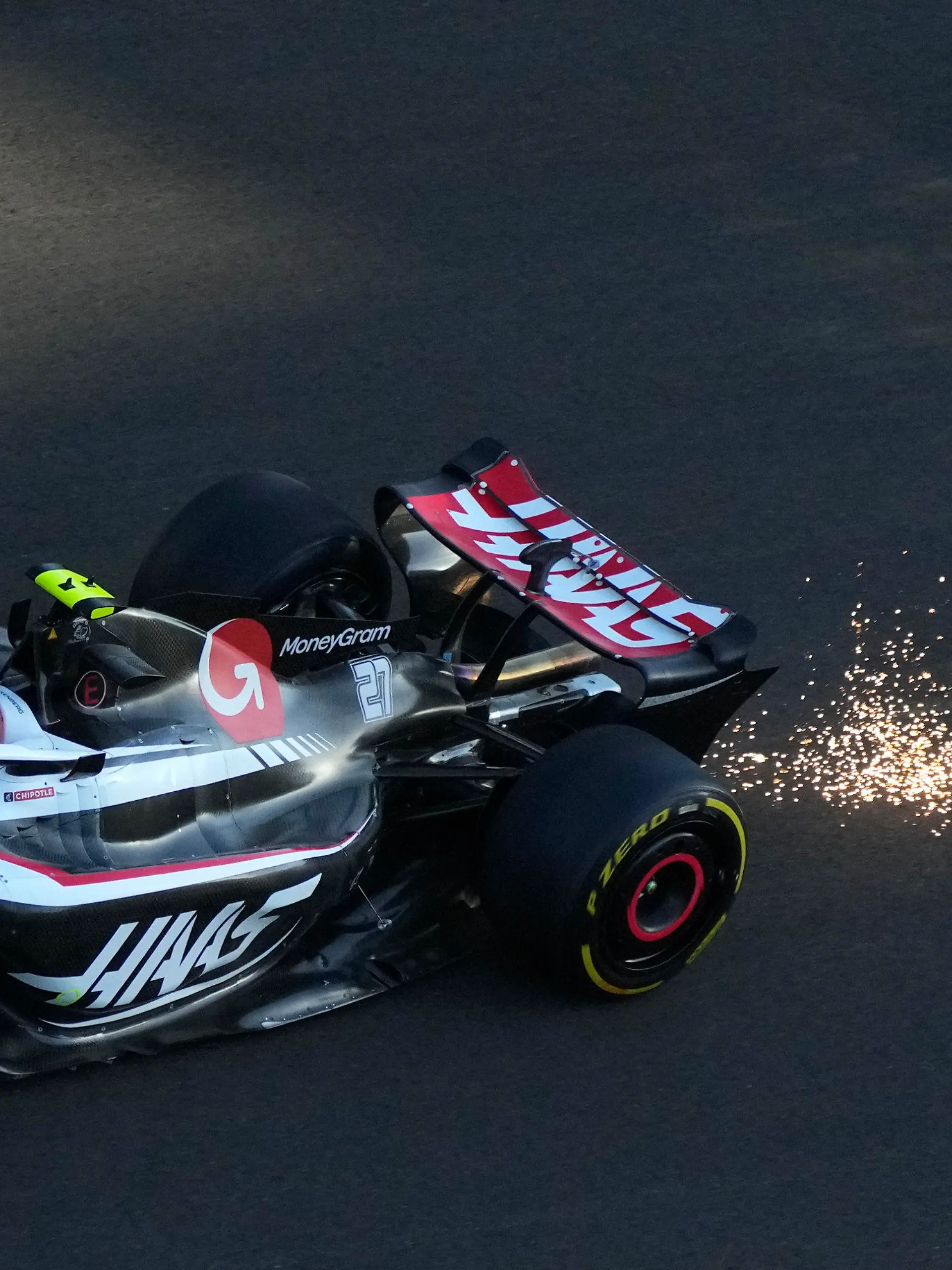 29.04.2023, Aserbaidschan, Baku: Motorsport: Formel-1-Weltmeisterschaft, Grand Prix von Aserbaidschan, Sprintrennen. Nico Hülkenberg aus Deutschland vom Team Haas in Aktion. Foto: Sergei Grits/AP/dpa +++ dpa-Bildfunk +++