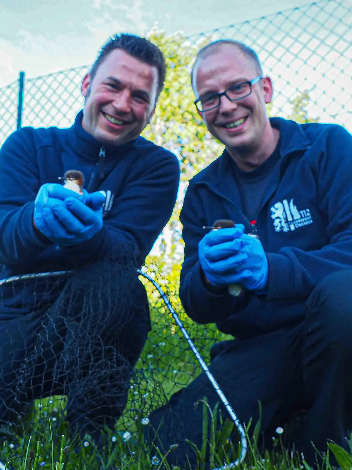 Tierischer Einsatz für die Feuerwehr Dresden: Am Montagabend rückten die Kameraden der Feuerwache 2 zu einem besonderen Einsatz an die Steinstraße aus. Gemeldet wurde eine Entenfamlie (offenbar) auf Irrwegen. Für die Jungs der Feuerwehr stellte sich