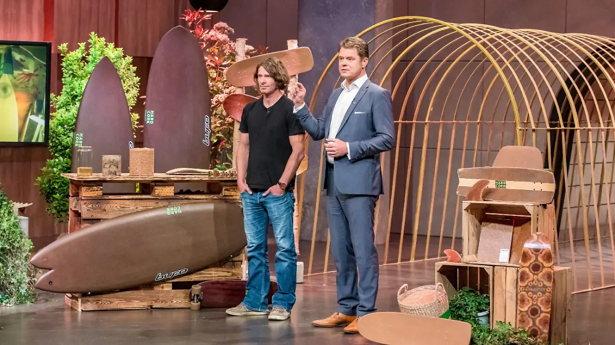Rouven Brauers (l.) und Alexander Gebler aus Hannover präsentieren mit _Hardcork" einen stabilen Faserverbund aus Kork. Sie erhoffen sich ein Investment von 1.000.000 Euro für 20 Prozent der Anteile an ihrem Unternehmen.   Die Verwendung des sendungsbezogenen Materials ist nur mit dem Hinweis und Verlinkung auf TVNOW gestattet.