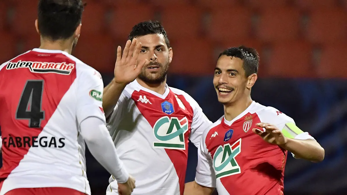 13.05.2021, Frankreich, Annecy: Fußball: Pokal Frankreich, Rumilly Vallières - AS Monaco, Halbfinale. Wissam Ben Yedder (r), Stürmer von AS Monaco, freut sich mit seinen Mannschaftskameraden nach seinem Treffer. Foto: Philippe Desmazes/AFP/dpa +++ dpa-Bildfunk +++