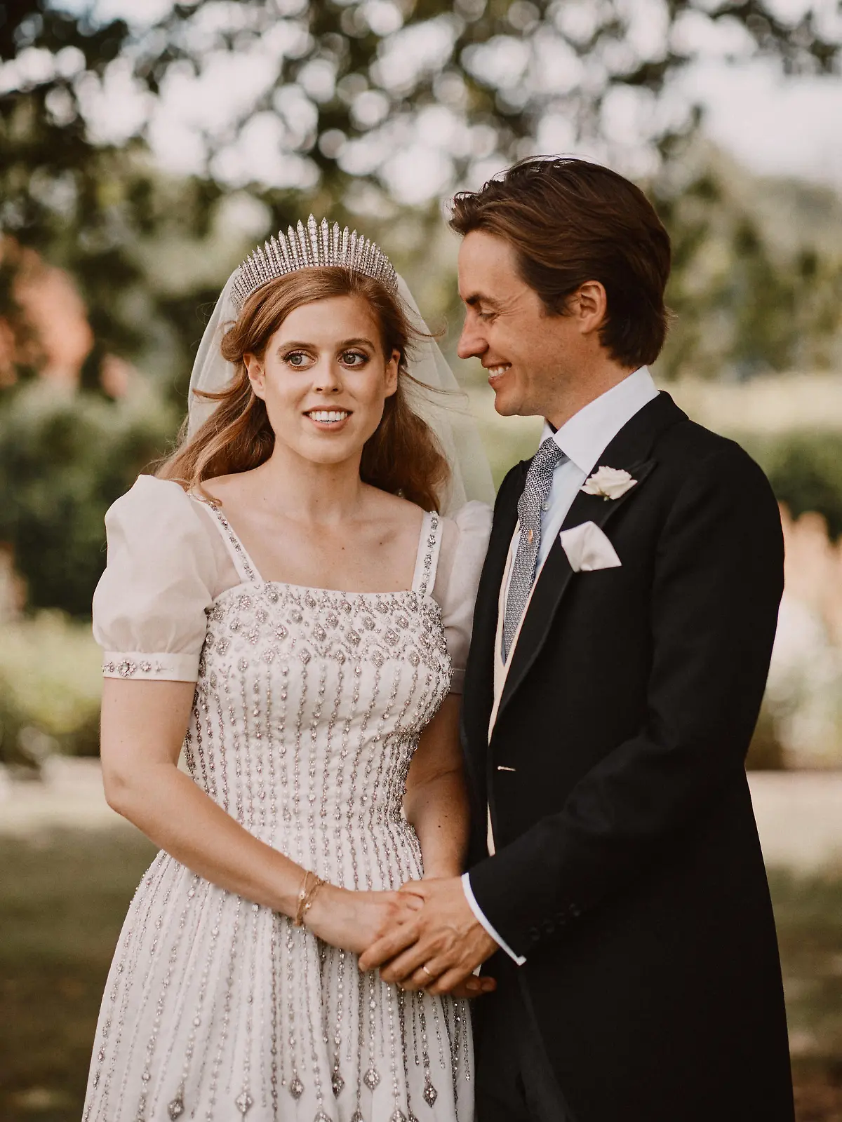 HANDOUT - 17.07.2020, Großbritannien, Windsor: Das am 19.07.2020 veröffentlichte offizielle Hochzeitsfoto zeigt Prinzessin Beatrice von York und ihren Ehemann Edoardo Mapelli Mozzi nach der Trauung auf dem Gelände von Schloss Windsor. Die Queen-Enkelin hatte die Hochzeit wegen der Coronavirus-Pandemie verschieben müssen. Eigentlich hätte sie bereits Ende Mai in London stattfinden sollen. (zu dpa «Fotos von Prinzessin Beatrices heimlicher Hochzeit: «Wo ist Papa?») Foto: Benjamin Wheeler/PA Media/dpa - ACHTUNG: Nur zur redaktionellen Verwendung bis zum 18.01.2021 und nur mit vollständiger Nennung des vorstehenden Credits. Das Foto darf nicht verändert werden. +++ dpa-Bildfunk +++