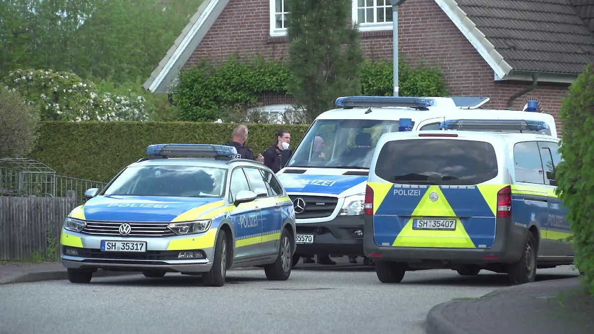 Die Polizei ist mit einem Großaufgebot in Dänischenhagen im Rosenweg. Hier sollen die Schüsse gefallen sein.