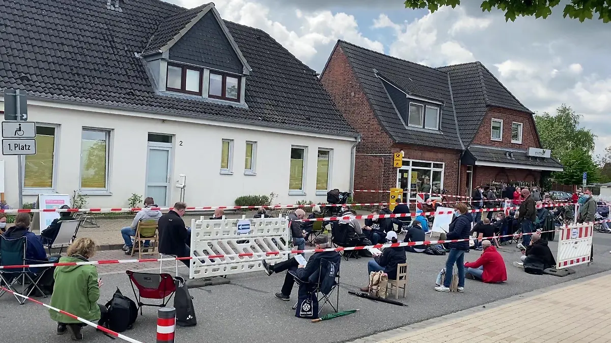 Viele Menschen warten in Schacht-Audorf auf ihre Impfung.