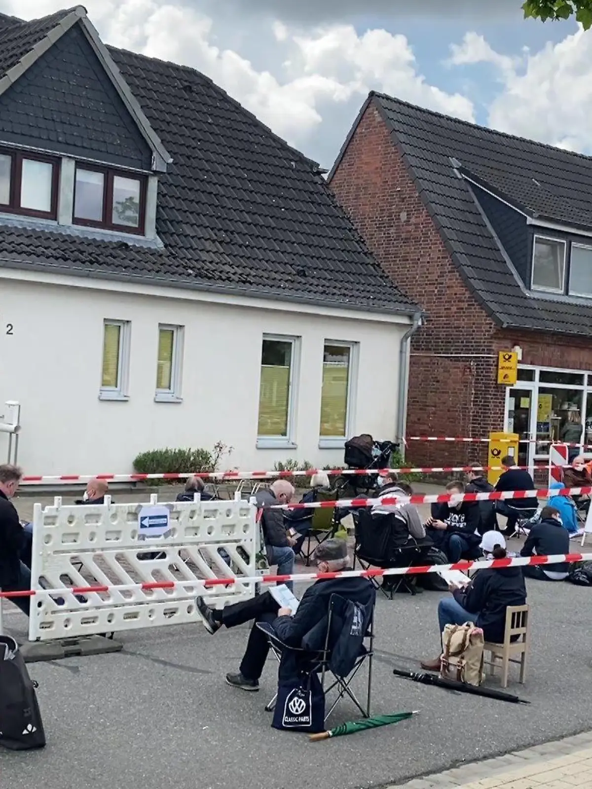 Viele Menschen warten in Schacht-Audorf auf ihre Impfung.