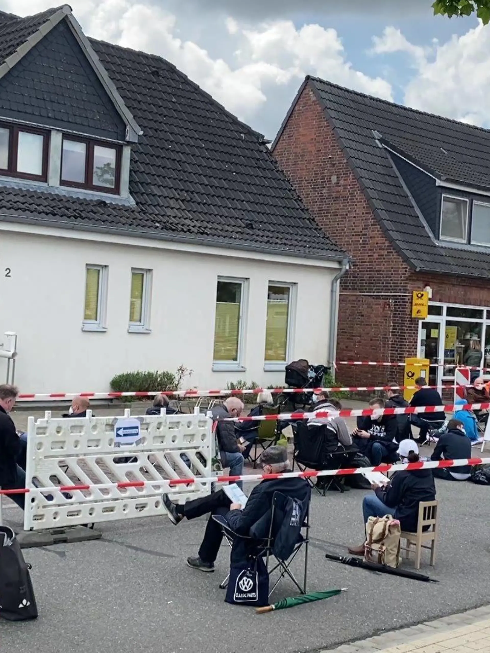 Viele Menschen warten in Schacht-Audorf auf ihre Impfung.