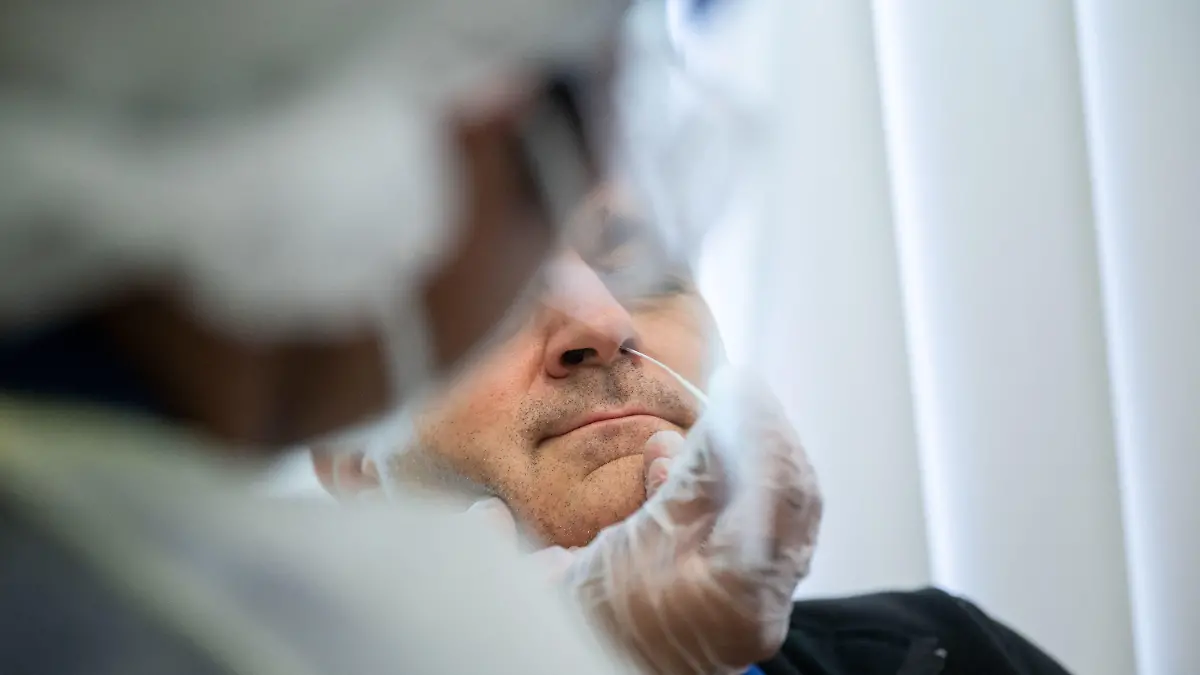 04.02.2021, Baden-Württemberg, Stuttgart: Eine Pharmazeutisch Technische Assistentin führt in der Hitzemann-Apotheke am Feuerbach einen Corona-Schnelltest durch. Die Apotheke bietet kostenpflichtige Corona-Antigen-Schnelltests für ihre Kunden an. Foto: Marijan Murat/dpa +++ dpa-Bildfunk +++