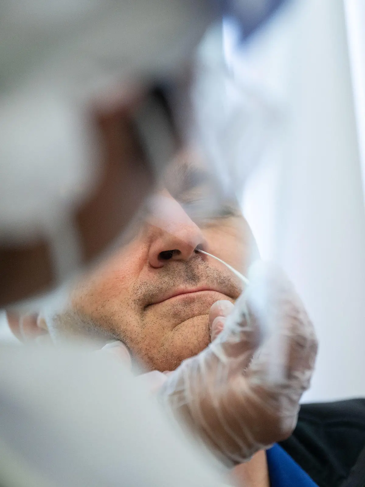 04.02.2021, Baden-Württemberg, Stuttgart: Eine Pharmazeutisch Technische Assistentin führt in der Hitzemann-Apotheke am Feuerbach einen Corona-Schnelltest durch. Die Apotheke bietet kostenpflichtige Corona-Antigen-Schnelltests für ihre Kunden an. Foto: Marijan Murat/dpa +++ dpa-Bildfunk +++