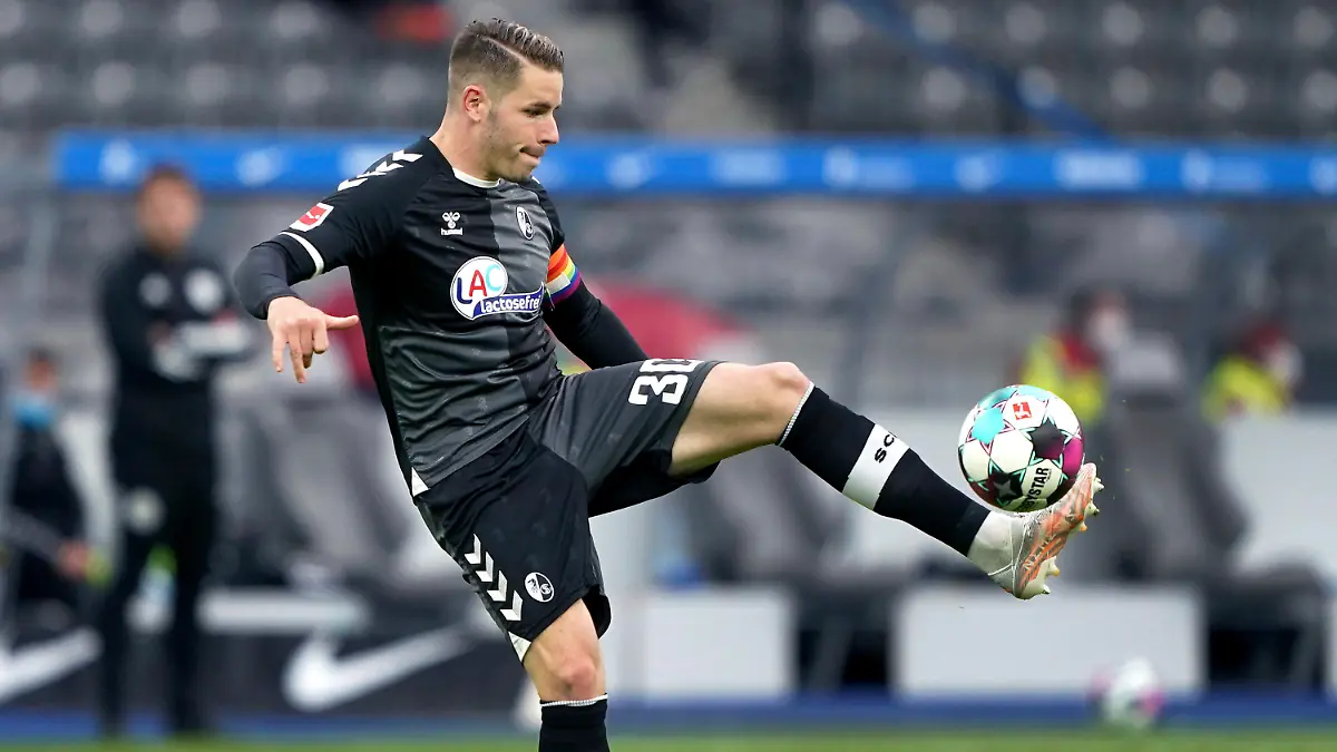 ARCHIV - 06.05.2021, Berlin: Fußball: Bundesliga, Hertha BSC - SC Freiburg, 30. Spieltag, im Olympiastadion. Freiburgs Christian Günter spielt den Ball. (zu dpa: Bundestrainer Löw nominiert Müller und Hummels für Fußball-EM) Foto: Michael Sohn/POOL AP/dpa - WICHTIGER HINWEIS: Gemäß den Vorgaben der DFL Deutsche Fußball Liga bzw. des DFB Deutscher Fußball-Bund ist es untersagt, in dem Stadion und/oder vom Spiel angefertigte Fotoaufnahmen in Form von Sequenzbildern und/oder videoähnlichen Fotostrecken zu verwerten bzw. verwerten zu lassen. +++ dpa-Bildfunk +++