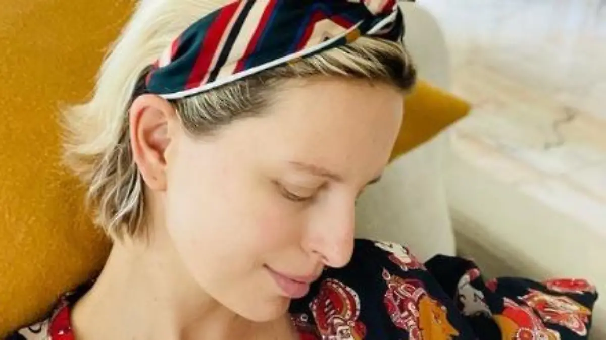 Karolina Kurkova und Tochter LunaGrace beim Stillen