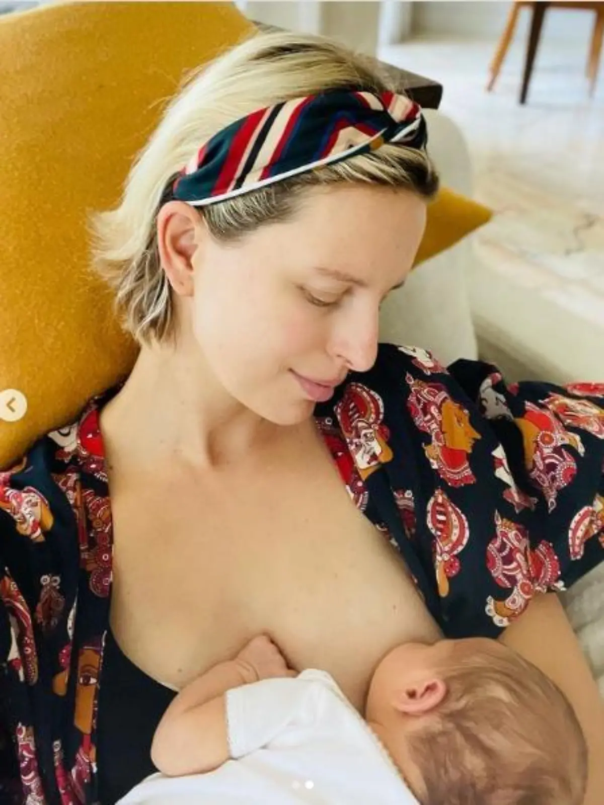 Karolina Kurkova und Tochter LunaGrace beim Stillen
