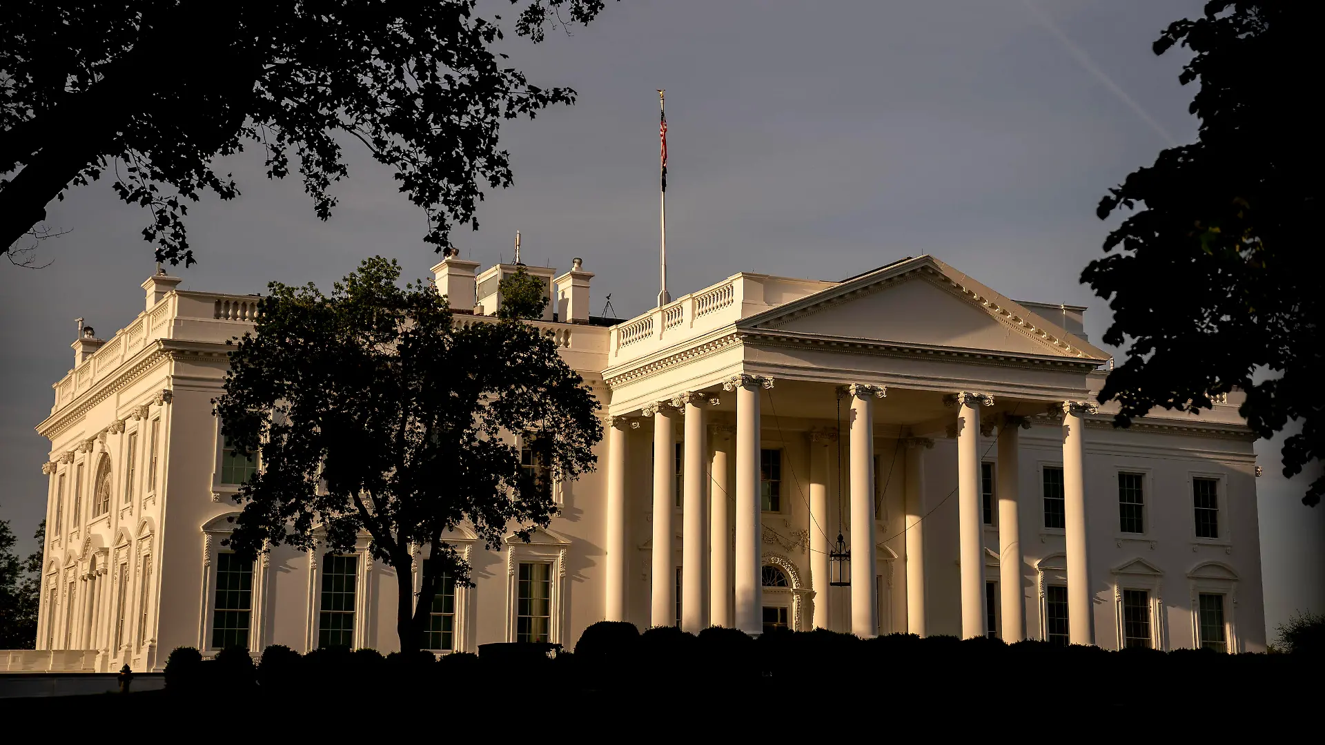 April 27, 2021, Washington, District of Columbia, USA: The White House stands in Washington, D.C., U.S., on Tuesday, April 27, 2021. President Joe Bidens coming tax package will feature an end to a major benefit for wealthy estates that drastically minimizes the levy for inheritors, along with a bump up in the top income tax rate and funding for strengthened IRS auditing Washington USA - ZUMAs152 20210427_zaa_s152_058 Copyright: xStefanixReynoldsx-xPoolxViaxCnpx