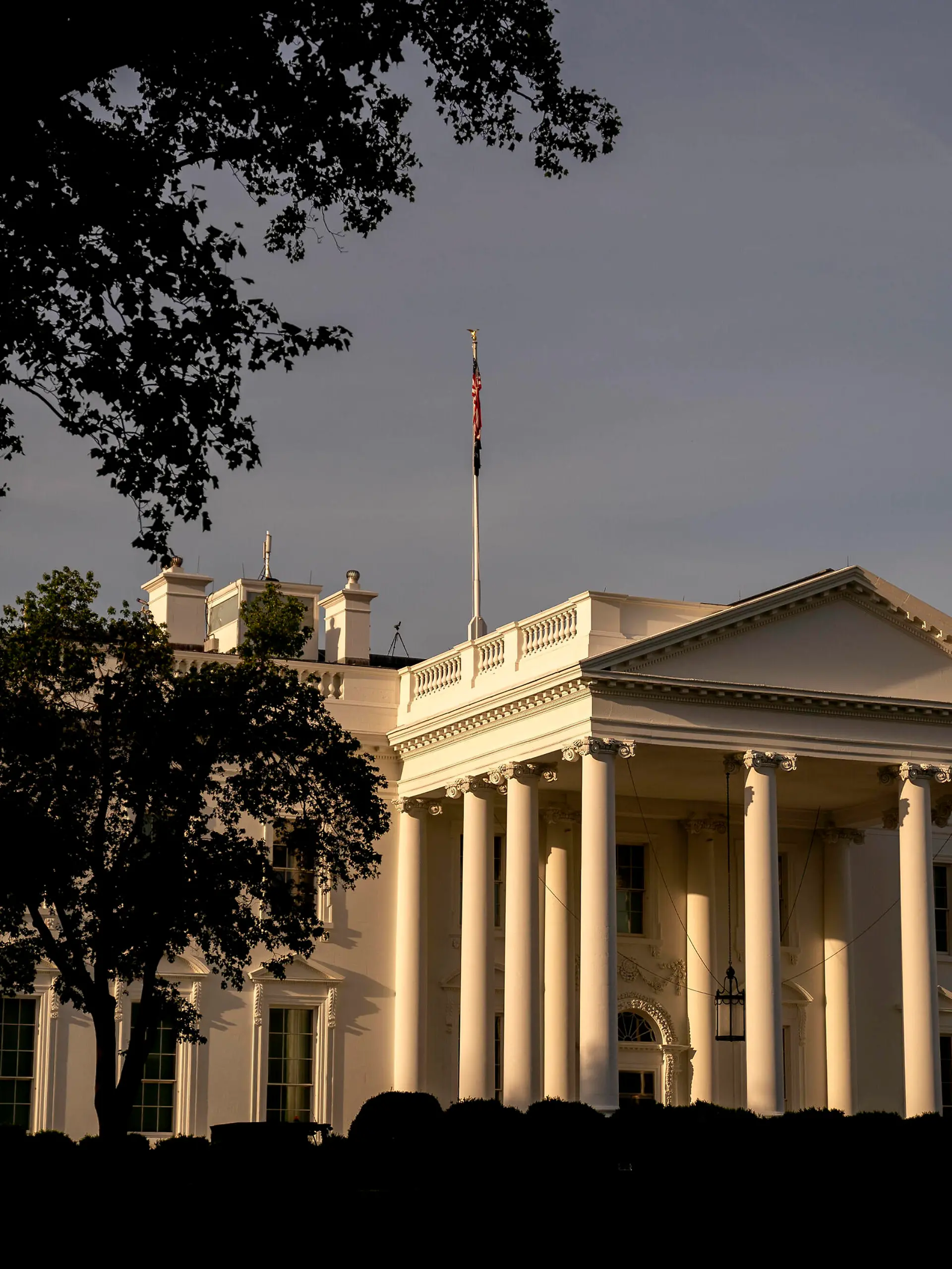 April 27, 2021, Washington, District of Columbia, USA: The White House stands in Washington, D.C., U.S., on Tuesday, April 27, 2021. President Joe Bidens coming tax package will feature an end to a major benefit for wealthy estates that drastically minimizes the levy for inheritors, along with a bump up in the top income tax rate and funding for strengthened IRS auditing Washington USA - ZUMAs152 20210427_zaa_s152_058 Copyright: xStefanixReynoldsx-xPoolxViaxCnpx 