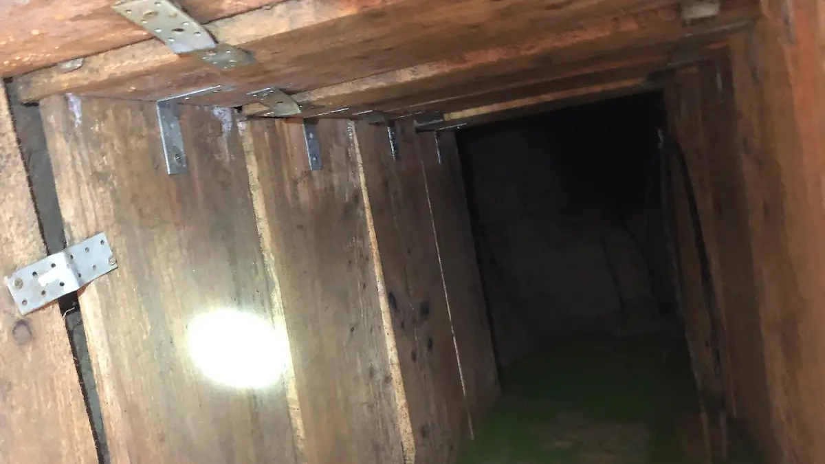 HANDOUT - 19.05.2021, Nordrhein-Westfalen, Spenge: Das Foto zeigt einen im Umfeld einer Bank entdeckten Tunnel. Bislang unbekannte Täter hatten ihn in Spenge im Kreis Herford gegraben. Beamte der Spurensicherung haben die Aufnahme gemacht. Es zeigt den Blick aus Richtung der Bank. (zu dpa: «Nach Fund von Tunnel zur Bank: Polizeiexperten suchen nach Spuren») Foto: Polizei Herford/dpa - ACHTUNG: Nur zur redaktionellen Verwendung im Zusammenhang mit der aktuellen Berichterstattung und nur mit vollständiger Nennung des vorstehenden Credits +++ dpa-Bildfunk +++