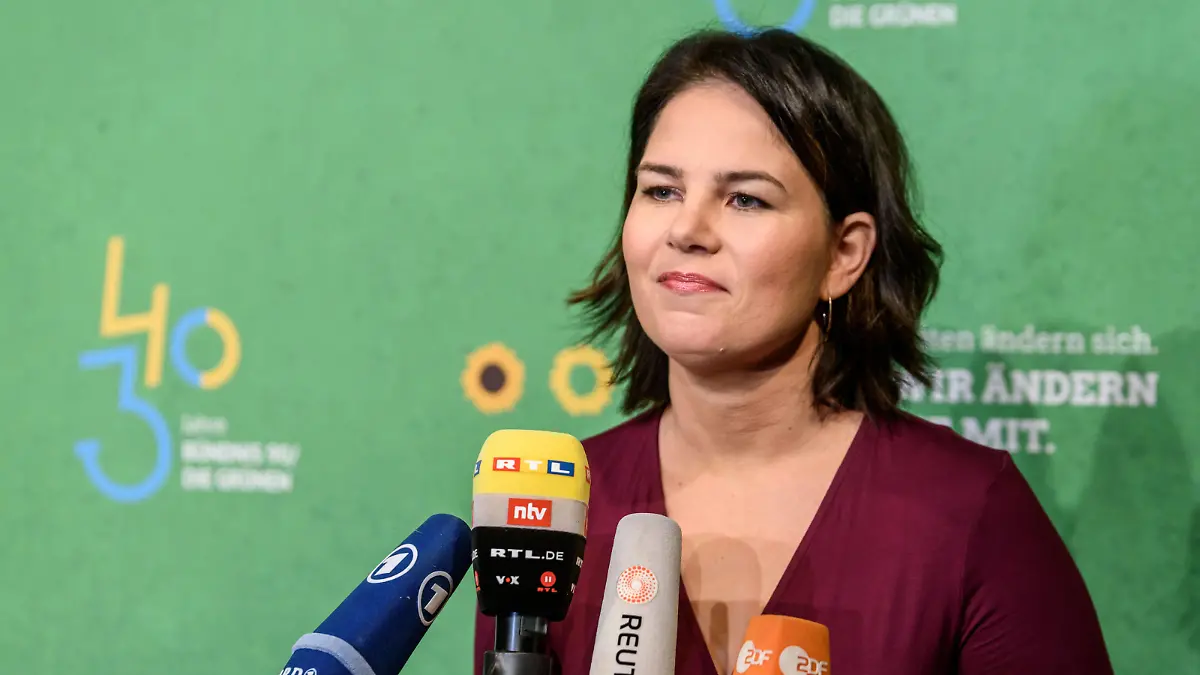 Statement von Annalena Baerbock bei der Jubiläumsfeier 30/40 Jahre Bündnis 90 / Die Grünen im Motorwerk Berlin. Die Partei DIE GRÜNEN haben sich 1980 in Karlsruhe gegründet, im Jahr 1990 schlossen sich verschiedene Bürgerrechtsgruppen der DDR zum BÜNDNIS 90 in Potsdam zusammen. / Statement by Annalena Baerbock at the anniversary celebration of 30/40 years of Alliance 90 / The Greens at the Berlin motor plant. The party DIE GRÜNEN was founded in Karlsruhe in 1980, in 1990 various civil rights groups from the GDR merged to form BÜNDNIS 90 in Potsdam. snapshot-photography/F.Boillot *** Statement by Annalena Baerbock at the anniversary celebration 30 40 years of Bündnis 90 The Greens at the Motorwerk Berlin The party DIE GRÜNEN was founded in Karlsruhe in 1980, in 1990 various civil rights groups from the GDR joined together to form ALLIANCE 