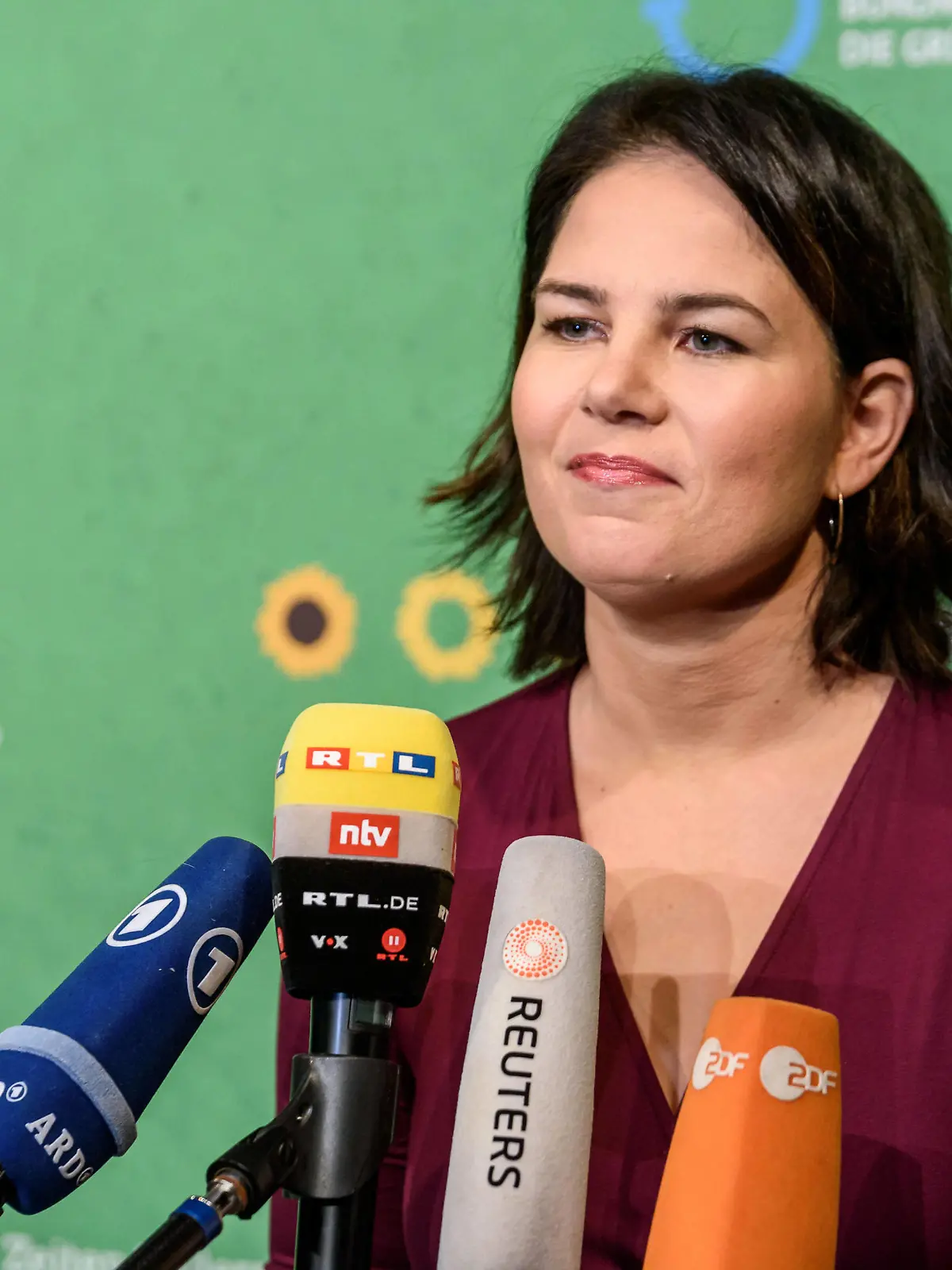 Statement von Annalena Baerbock bei der Jubiläumsfeier 30/40 Jahre Bündnis 90 / Die Grünen im Motorwerk Berlin. Die Partei DIE GRÜNEN haben sich 1980 in Karlsruhe gegründet, im Jahr 1990 schlossen sich verschiedene Bürgerrechtsgruppen der DDR zum BÜNDNIS 90 in Potsdam zusammen. / Statement by Annalena Baerbock at the anniversary celebration of 30/40 years of Alliance 90 / The Greens at the Berlin motor plant. The party DIE GRÜNEN was founded in Karlsruhe in 1980, in 1990 various civil rights groups from the GDR merged to form BÜNDNIS 90 in Potsdam. snapshot-photography/F.Boillot *** Statement by Annalena Baerbock at the anniversary celebration 30 40 years of Bündnis 90 The Greens at the Motorwerk Berlin The party DIE GRÜNEN was founded in Karlsruhe in 1980, in 1990 various civil rights groups from the GDR joined together to form ALLIANCE 