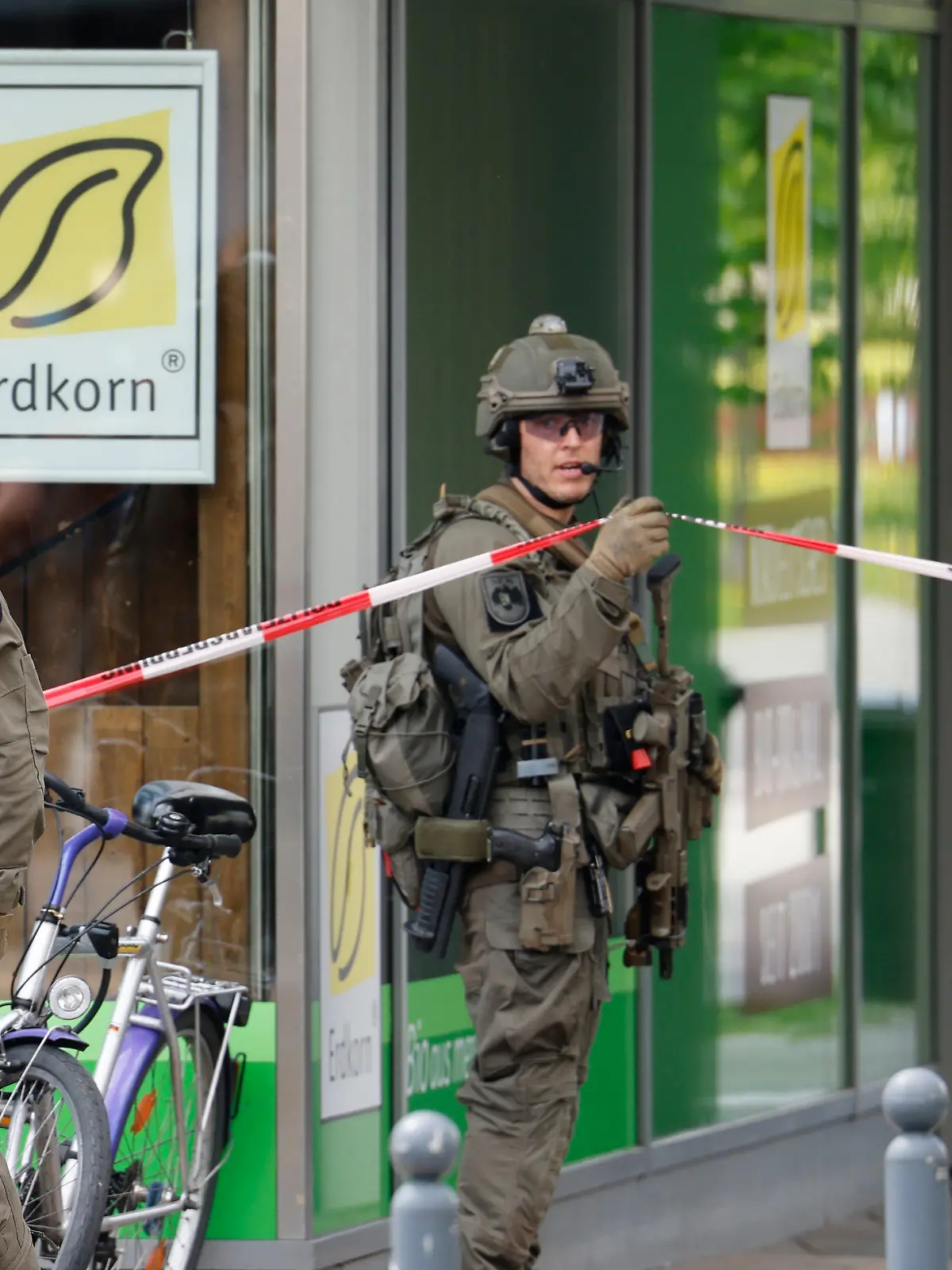 19.05.2021, Schleswig-Holstein, Kile: Polizisten eines SEK stehen vor einem Gebäude im Brauereiviertel der Stadt. Nach den Schüssen in Dänischenhagen (Kreis Rendsburg-Eckernförde) hat die Polizei auch das Brauereiviertel in Kiel abgeriegelt. Dort soll ein weißer SUV, der möglicherweise dem Täter zugeordnet werden kann, gesehen worden sein, wie eine Sprecherin des Landespolizeiamtes am Mittwoch sagte. Foto: Frank Molter/dpa +++ dpa-Bildfunk +++