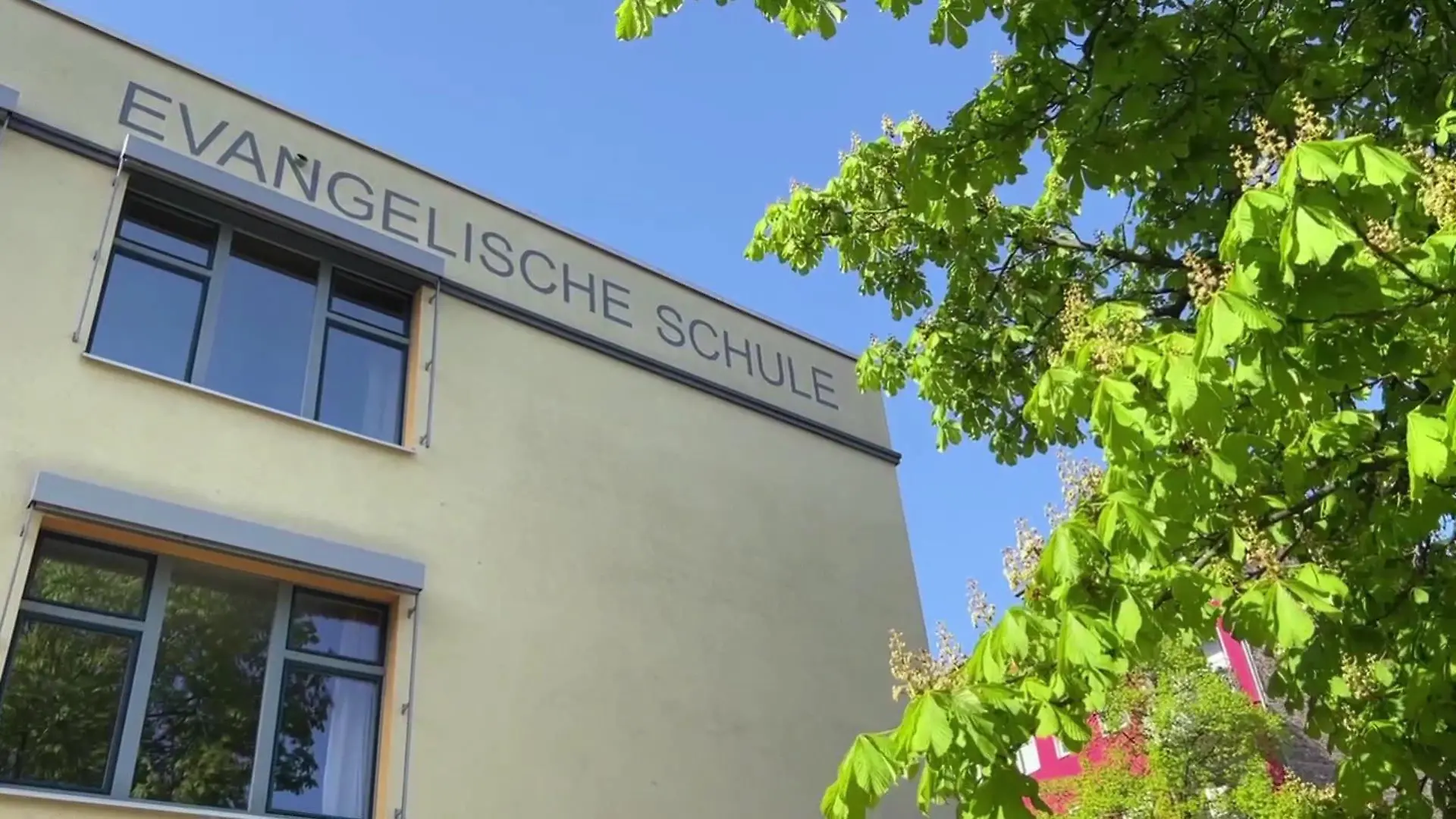 Zwei Schulkinder sind am Mittwoch auf einem Schulhof in Berlin-Neukölln von einem Angreifer verletzt worden.