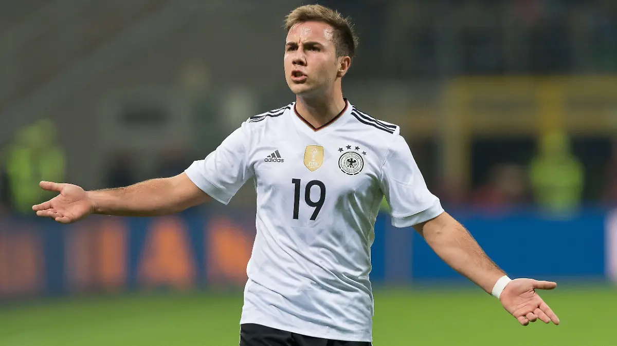 ARCHIV - 15.11.2016, Italien, Mailand: Fußball: Länderspiele, Italien - Deutschland in Stadio Giuseppe Meazza. Deutschlands Mario Götze steht mit ausgebreiteten Armen auf dem Platz und gibt Anweisungen. (zu dpa: «Kein Götze-Comeback bei Löw ») Foto: Guido Kirchner/dpa +++ dpa-Bildfunk +++