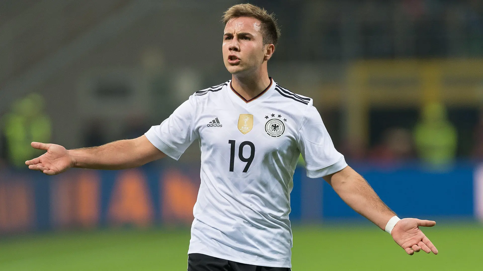 ARCHIV - 15.11.2016, Italien, Mailand: Fußball: Länderspiele, Italien - Deutschland in Stadio Giuseppe Meazza. Deutschlands Mario Götze steht mit ausgebreiteten Armen auf dem Platz und gibt Anweisungen. (zu dpa: «Kein Götze-Comeback bei Löw ») Foto: Guido Kirchner/dpa +++ dpa-Bildfunk +++