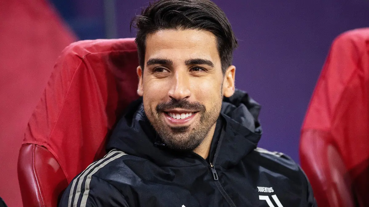 ARCHIV - 10.04.2019, Niederlande, Amsterdam: Fußball: Champions League, Ajax Amsterdam - Juventus Turin, Viertelfinale, Hinspiele: Turins Sami Khedira sitzt vor der Partie auf der Bank. (zu dpa - Hertha BSC bestätigt Gespräche mit Sami Khedira) Foto: Marius Becker/dpa +++ dpa-Bildfunk +++