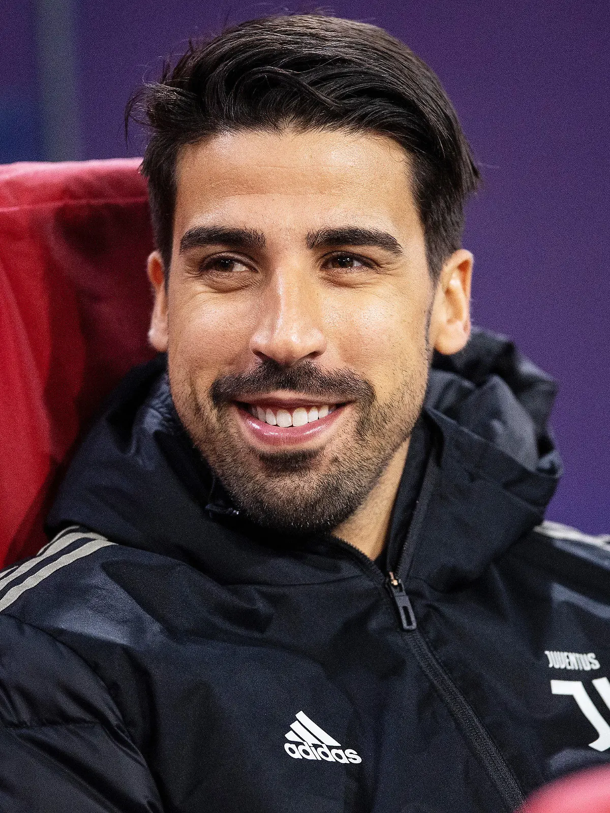 ARCHIV - 10.04.2019, Niederlande, Amsterdam: Fußball: Champions League, Ajax Amsterdam - Juventus Turin, Viertelfinale, Hinspiele: Turins Sami Khedira sitzt vor der Partie auf der Bank. (zu dpa - Hertha BSC bestätigt Gespräche mit Sami Khedira) Foto: Marius Becker/dpa +++ dpa-Bildfunk +++
