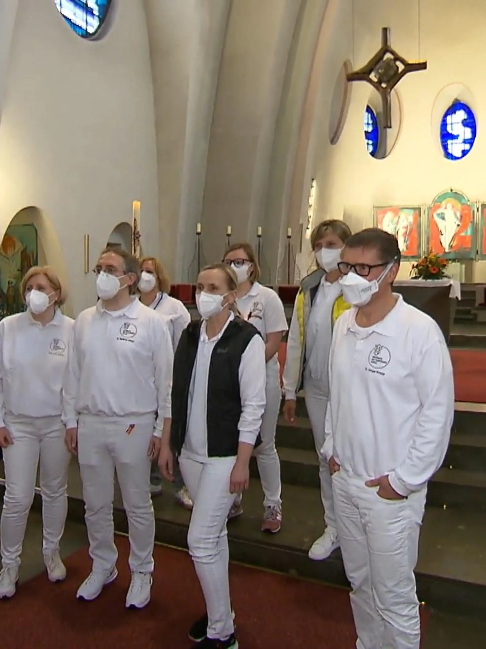 Bild zu: "Ärzte impfen in Kirche"