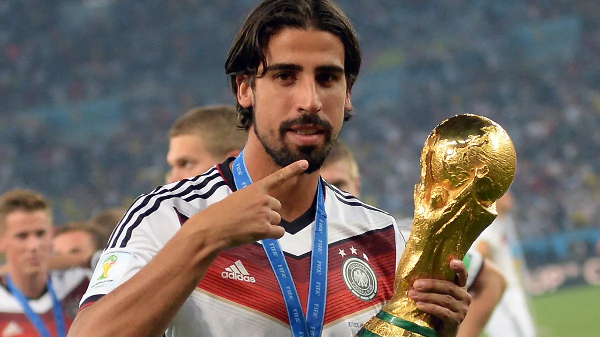 ARCHIV - 13.07.2014, Brasilien, Rio de Janeiro: Fußball, Weltmeisterschaft Brasilien 2014, Finale, Deutschland - Argentinien im Estadio do Maracana. Deutschlands Sami Khedira jubelt mit dem WM-Pokal nach dem Finalsieg. (RESTRICTIONS APPLY\ Editorial Use Only, not used in association with any commercial entity - Images must not be used in any form of alert service or push service of any kind including via mobile alert services, downloads to mobile devices or MMS messaging - Images must appear as cstill images and must not emulate match action video footage - No alteration is made to, and no text or image is superimposed over, any published image which\ (a) intentionally obscures or removes a sponsor identification image; or (b) adds or overlays the commercial identification of any third party which is not officially associated with the FIFA World Cup) EDITORIAL USE ONLY (zu dpa «Rio-Weltmeister Khedira wird Fußball-Karriere beenden») Foto: picture alliance / dpa +++ dpa-Bildfunk +++