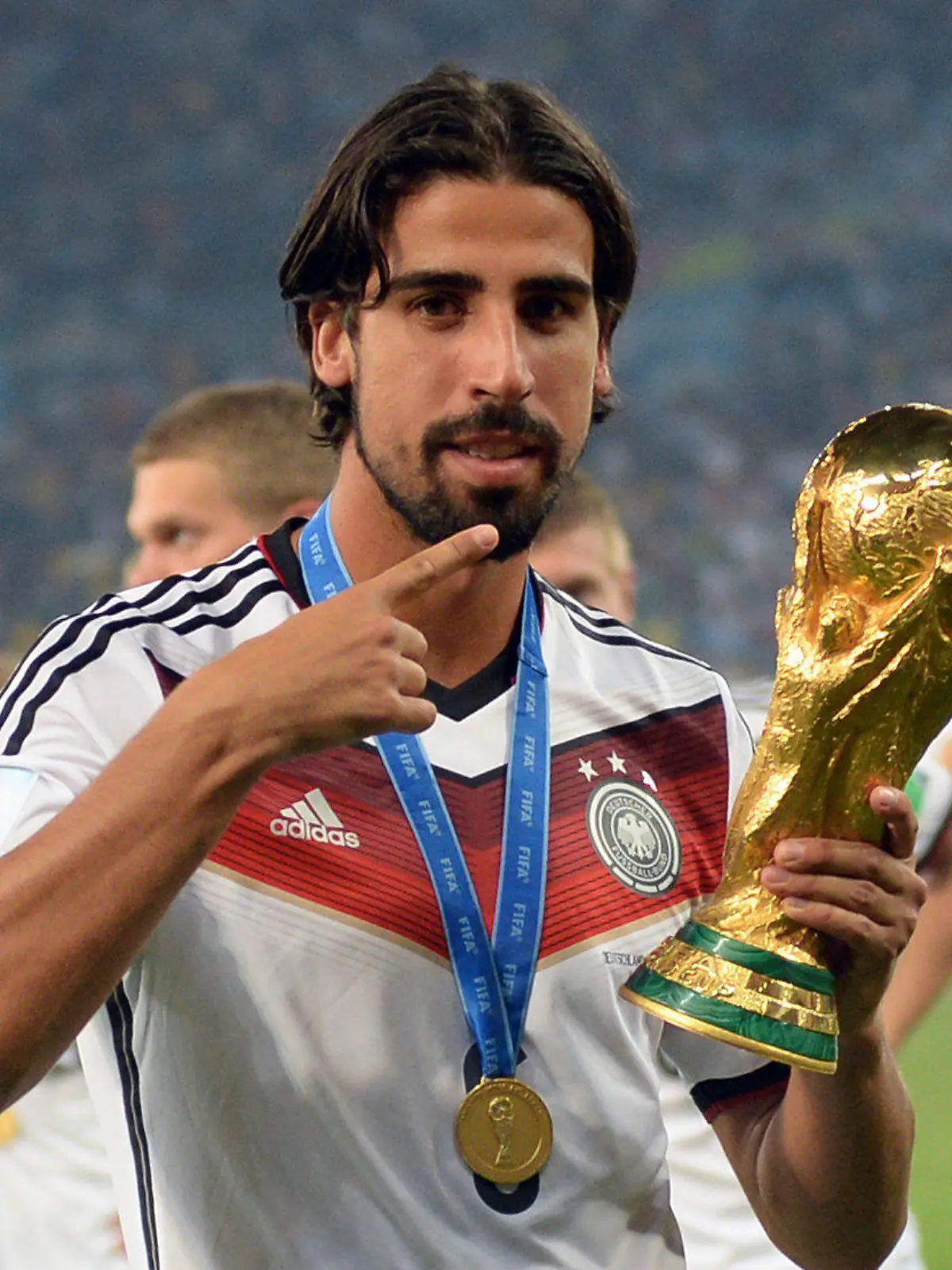 ARCHIV - 13.07.2014, Brasilien, Rio de Janeiro: Fußball, Weltmeisterschaft Brasilien 2014, Finale, Deutschland - Argentinien im Estadio do Maracana. Deutschlands Sami Khedira jubelt mit dem WM-Pokal nach dem Finalsieg. (RESTRICTIONS APPLY\ Editorial Use Only, not used in association with any commercial entity - Images must not be used in any form of alert service or push service of any kind including via mobile alert services, downloads to mobile devices or MMS messaging - Images must appear as cstill images and must not emulate match action video footage - No alteration is made to, and no text or image is superimposed over, any published image which\ (a) intentionally obscures or removes a sponsor identification image; or (b) adds or overlays the commercial identification of any third party which is not officially associated with the FIFA World Cup) EDITORIAL USE ONLY (zu dpa «Rio-Weltmeister Khedira wird Fußball-Karriere beenden») Foto: picture alliance / dpa +++ dpa-Bildfunk +++
