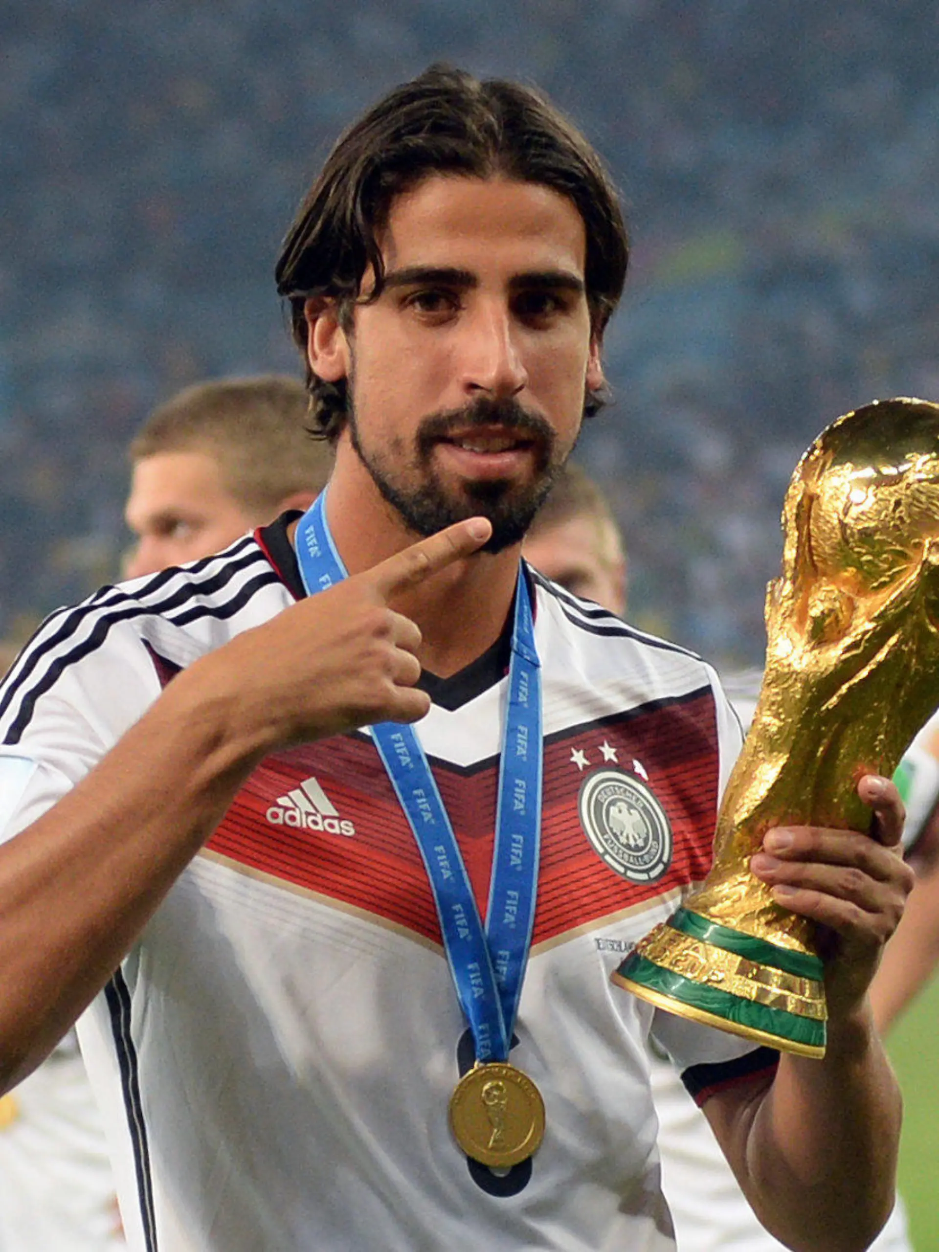 ARCHIV - 13.07.2014, Brasilien, Rio de Janeiro: Fußball, Weltmeisterschaft Brasilien 2014, Finale, Deutschland - Argentinien im Estadio do Maracana. Deutschlands Sami Khedira jubelt mit dem WM-Pokal nach dem Finalsieg. (RESTRICTIONS APPLY\ Editorial Use Only, not used in association with any commercial entity - Images must not be used in any form of alert service or push service of any kind including via mobile alert services, downloads to mobile devices or MMS messaging - Images must appear as cstill images and must not emulate match action video footage - No alteration is made to, and no text or image is superimposed over, any published image which\ (a) intentionally obscures or removes a sponsor identification image; or (b) adds or overlays the commercial identification of any third party which is not officially associated with the FIFA World Cup) EDITORIAL USE ONLY (zu dpa «Rio-Weltmeister Khedira wird Fußball-Karriere beenden») Foto: picture alliance / dpa +++ dpa-Bildfunk +++