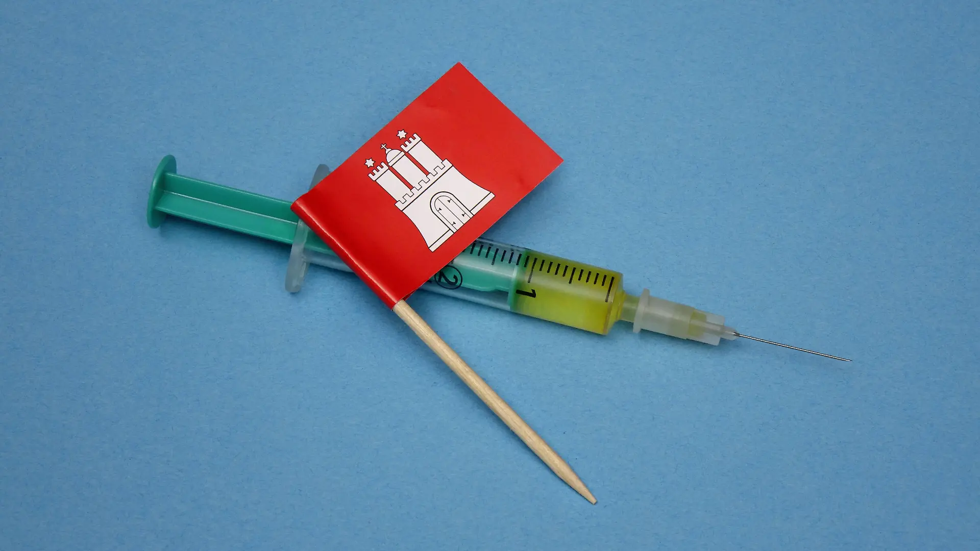 Spritze und Fähnchen Spritze und Fähnchen, 14.12.2020, Borkwalde, Brandenburg, Auf einer Spritze liegt ein Fähnchen von Hamburg. *** Syringe and little flag Syringe and little flag, 14 12 2020, Borkwalde, Brandenburg, On a syringe lies a little flag of Hamburg