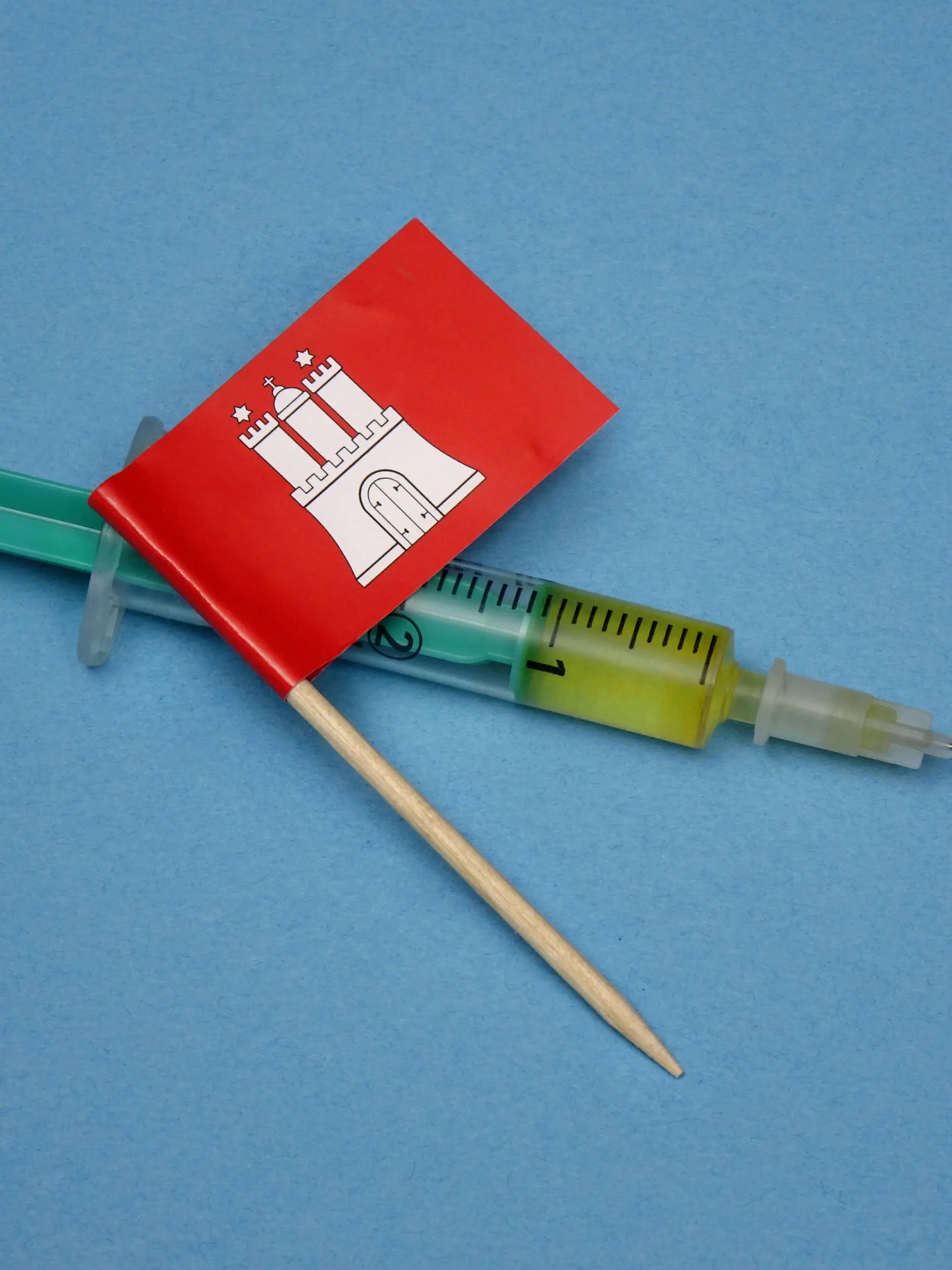  Spritze und Fähnchen Spritze und Fähnchen, 14.12.2020, Borkwalde, Brandenburg, Auf einer Spritze liegt ein Fähnchen von Hamburg. *** Syringe and little flag Syringe and little flag, 14 12 2020, Borkwalde, Brandenburg, On a syringe lies a little flag of Hamburg