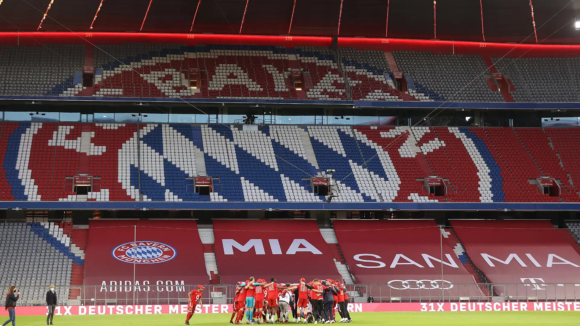 MUNICH, GERMANY - MAY 08: Players and staff of FC Bayern Muenchen celebrate winning the Bundesliga title after the Bundesliga match between FC Bayern Muenchen and Borussia Moenchengladbach at Allianz Arena on May 08, 2021 in Munich, Germany. Sporting stadiums around Germany remain under strict restrictions due to the Coronavirus Pandemic as Government social distancing laws prohibit fans inside venues resulting in games being played behind closed doors. (Photo by Alexander Hassenstein/Getty Images)