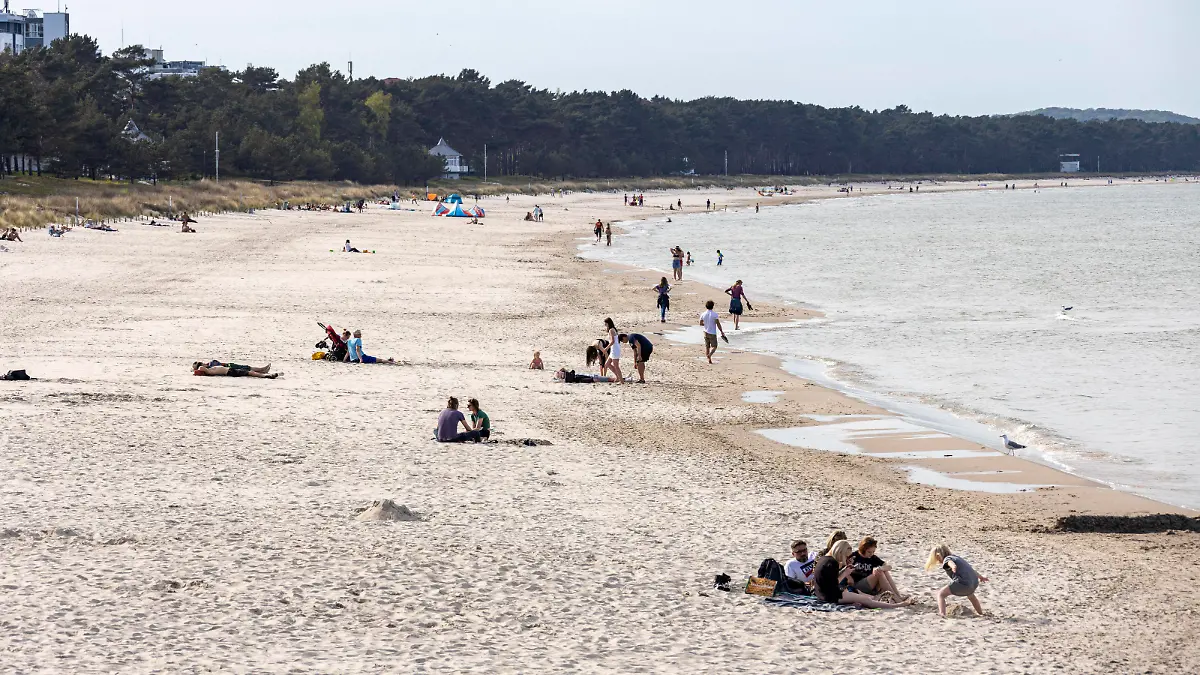 Erste Urlauber an der Ostsee Die ersten Urlauber nutzen das warme Fruehlingswetter zum Strandbesuch in Binz Landkreis Vorpommern-Ruegen. Wo sich sonst tausende Besucher tummeln, ist jetzt noch viel Platz. Die Insel Ruegen ist eine der beliebesten Urlaubsregionen in Mecklenburg-Vorpommern. Binz Mecklenburg-Vorpommern Deutschland *** First vacationers at the Baltic Sea The first vacationers use the warm spring weather to visit the beach in Binz County Western Pomerania Ruegen Where usually thousands of visitors cavort, there is now still a lot of space The island of Ruegen is one of the most popular holiday regions in Mecklenburg Western Pomerania Binz Mecklenburg Western Pomerania Germany