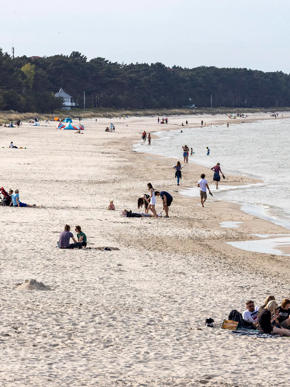  Erste Urlauber an der Ostsee Die ersten Urlauber nutzen das warme Fruehlingswetter zum Strandbesuch in Binz Landkreis Vorpommern-Ruegen. Wo sich sonst tausende Besucher tummeln, ist jetzt noch viel Platz. Die Insel Ruegen ist eine der beliebesten Urlaubsregionen in Mecklenburg-Vorpommern. Binz Mecklenburg-Vorpommern Deutschland *** First vacationers at the Baltic Sea The first vacationers use the warm spring weather to visit the beach in Binz County Western Pomerania Ruegen Where usually thousands of visitors cavort, there is now still a lot of space The island of Ruegen is one of the most popular holiday regions in Mecklenburg Western Pomerania Binz Mecklenburg Western Pomerania Germany