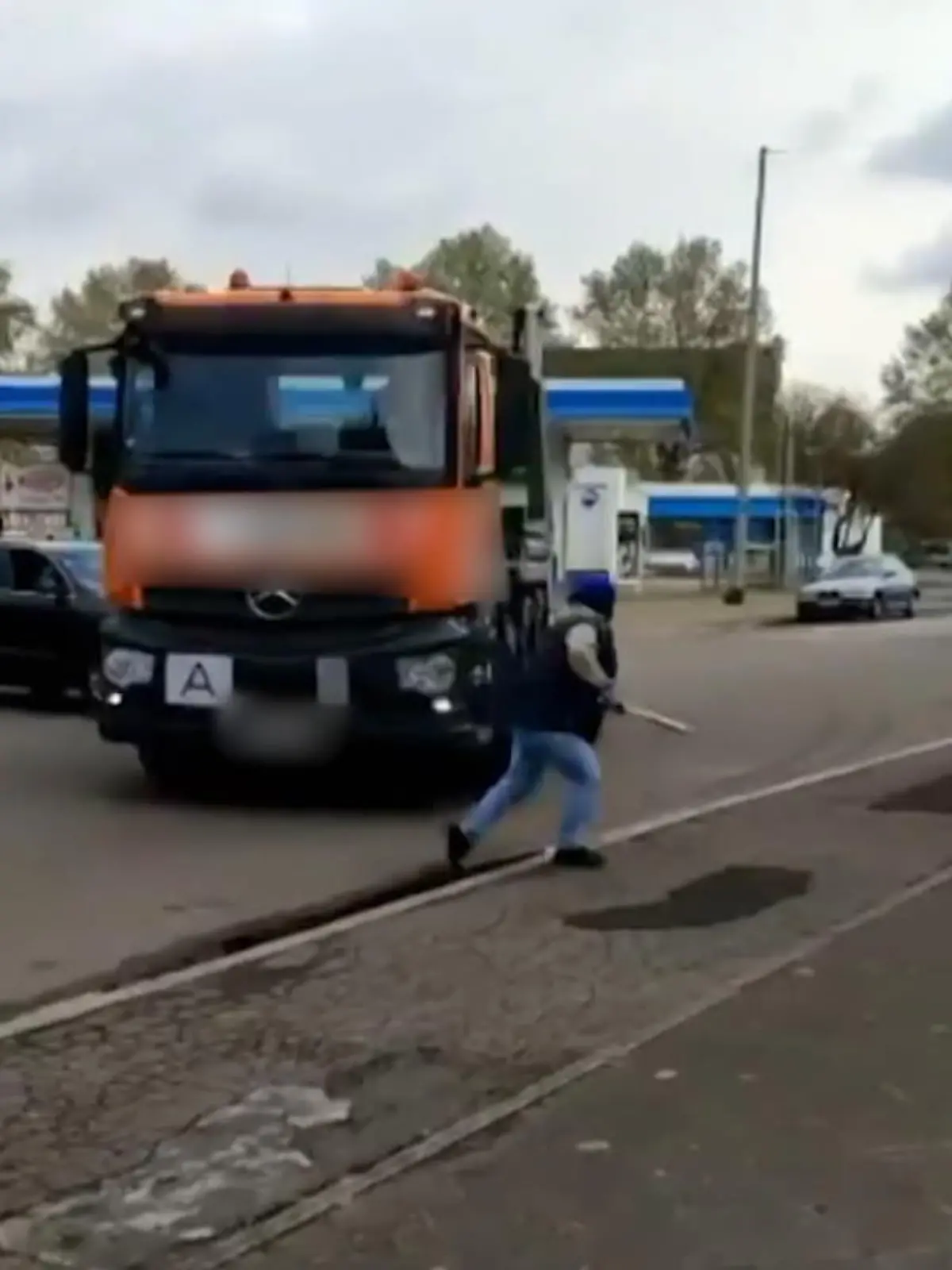 Can Özcan gerät mit einem LKW-Fahrer in einen Streit, der ihn fast das Leben kostet. Die beiden geraten heftig aneinander und treffen sich an einer Mannheimer Tankstelle. Dort eskaliert die Situation. Der LKW-Fahrer rast mit seinem tonnenschweren Truck auf Can Özcan zu und verfehlt ihn nur um Zentimeter. „In dem Moment habe ich gezittert vor Angst“, sagt Özcan RTL. Die Wahnsinns-Tat des LKW-Rambos ist kein Einzelfall ist, wie unser Video zeigt.
