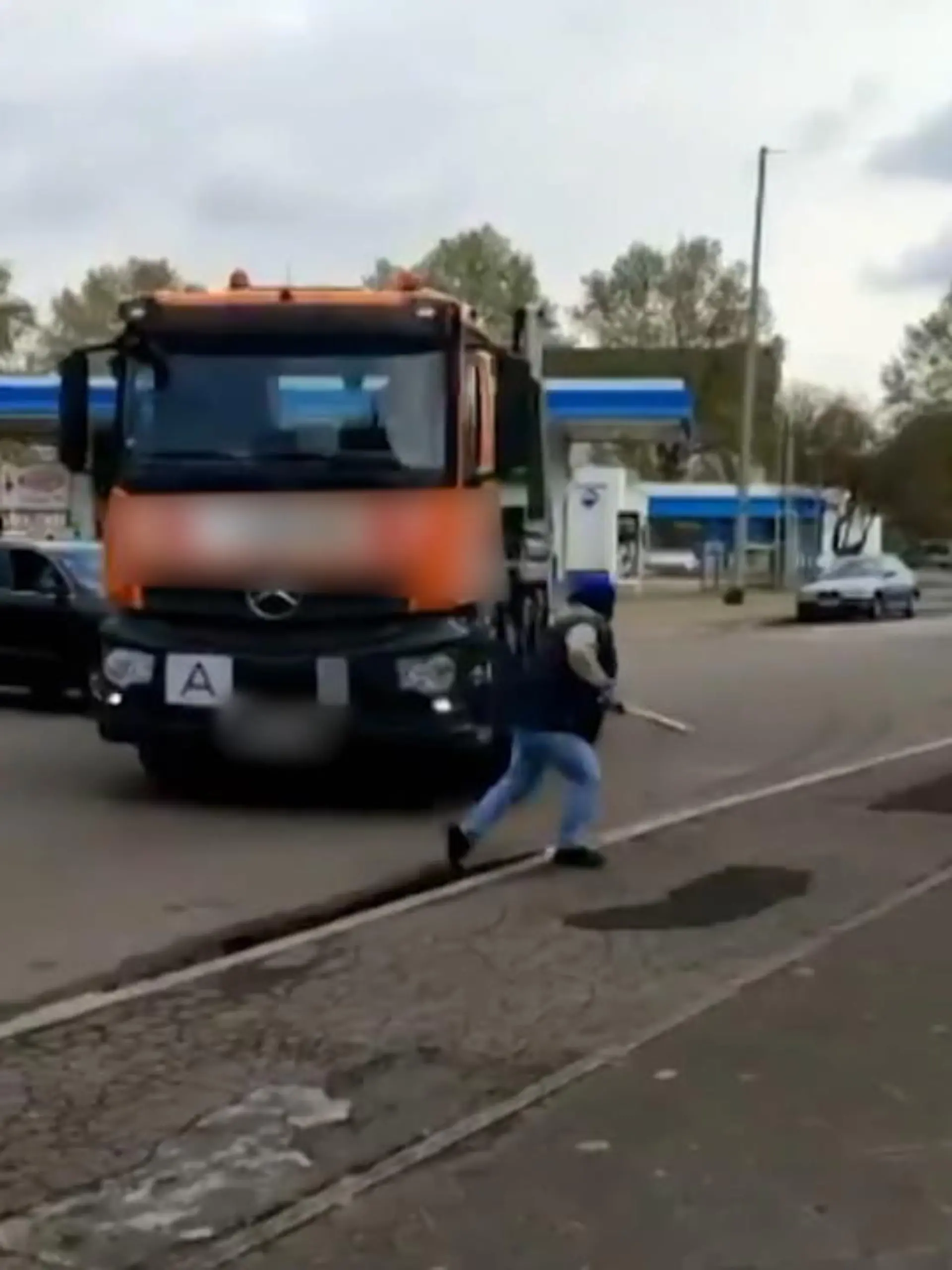 Can Özcan gerät mit einem LKW-Fahrer in einen Streit, der ihn fast das Leben kostet. Die beiden geraten heftig aneinander und treffen sich an einer Mannheimer Tankstelle. Dort eskaliert die Situation. Der LKW-Fahrer rast mit seinem tonnenschweren Truck auf Can Özcan zu und verfehlt ihn nur um Zentimeter. „In dem Moment habe ich gezittert vor Angst“, sagt Özcan RTL. Die Wahnsinns-Tat des LKW-Rambos ist kein Einzelfall ist, wie unser Video zeigt.