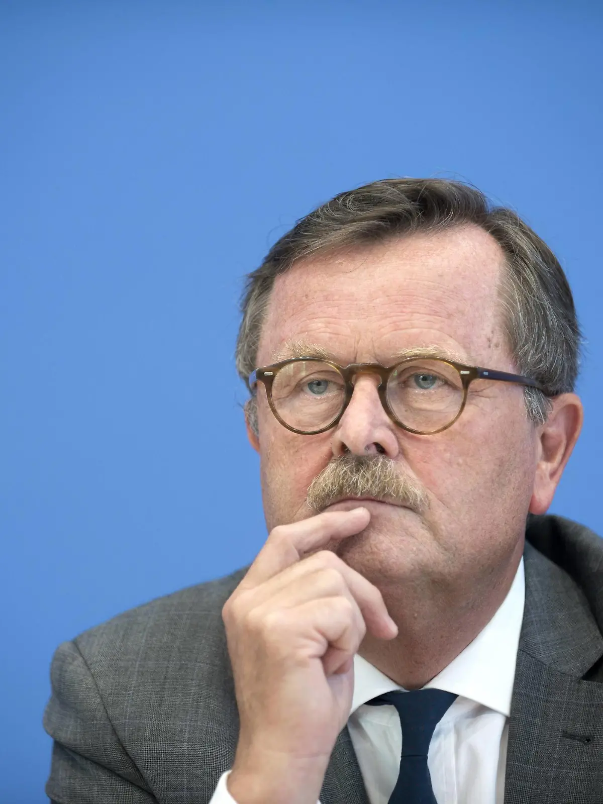  Ulrich Montgomery DEU, Deutschland, Germany, Berlin, 04.09.2014 Prof. Dr. med. Frank Ulrich Montgomery, Präsident Bundesärztekammer. Bundespressekonferenz zum Thema Resolution zur Krankenhausfinanzierung. Deutsche Politik, Bundespolitik, 2014, Gesundheit, Gesundheitspolitik, Portrait, Portraet. Prof. Dr. med. Frank Ulrich Montgomery, Präsident Bundesärztekammer. German, Germany, Politics