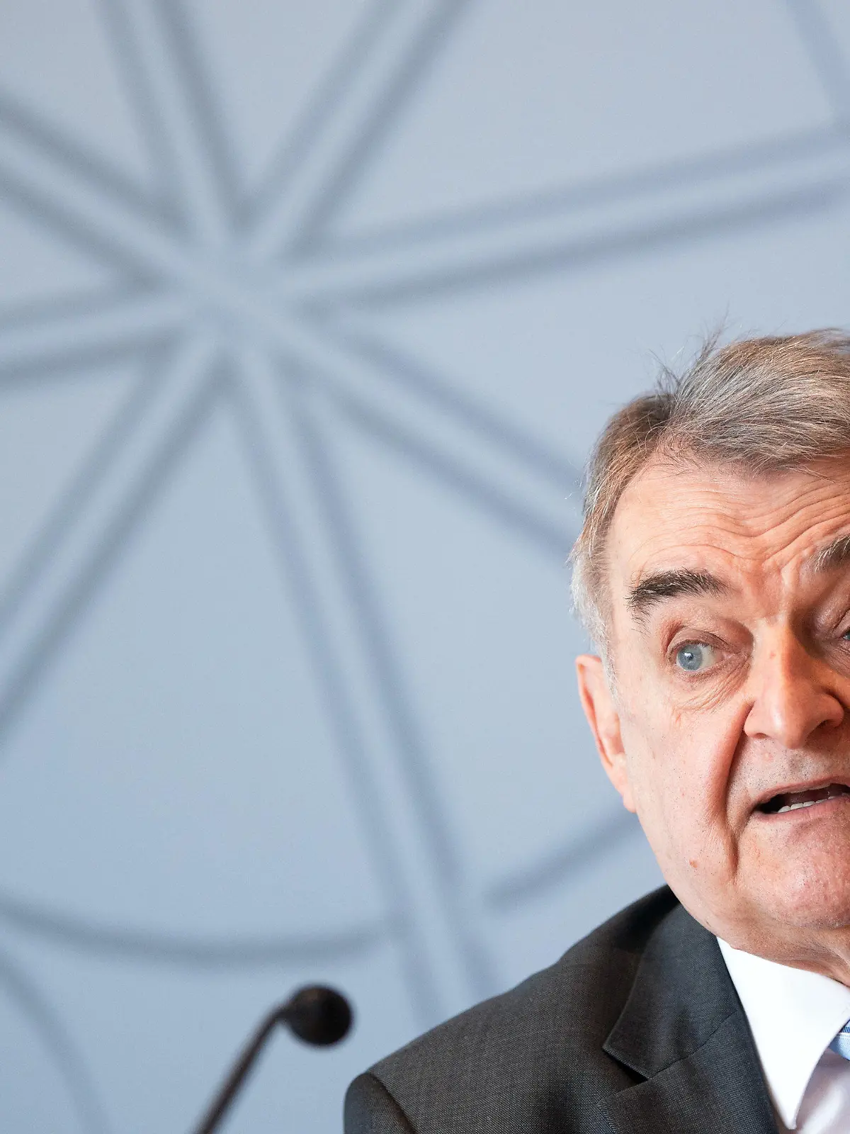 ARCHIV - 08.03.2021, Nordrhein-Westfalen, Düsseldorf: Herbert Reul (CDU), Innenminister von Nordrhein-Westfalen, spricht während einer Pressekonferenz. Nach den antisemitischen Ausschreitungen vor einer Synagoge in Gelsenkirchen in der vergangenen Woche hat die Polizei inzwischen fünf Tatverdächtige namentlich identifiziert. Insgesamt seien auf Video-Aufnahmen 16 Tatverdächtige ausgemacht worden, die antisemitische oder anti-israelische Parolen skandiert hätten, berichtete NRW-Innenminister Herbert Reul (CDU) am Mittwoch im Düsseldorfer Landtag. (zu dpa «Antisemitische Ausschreitungen: mehrere Tatverdächtige identifiziert») Foto: Federico Gambarini/dpa +++ dpa-Bildfunk +++