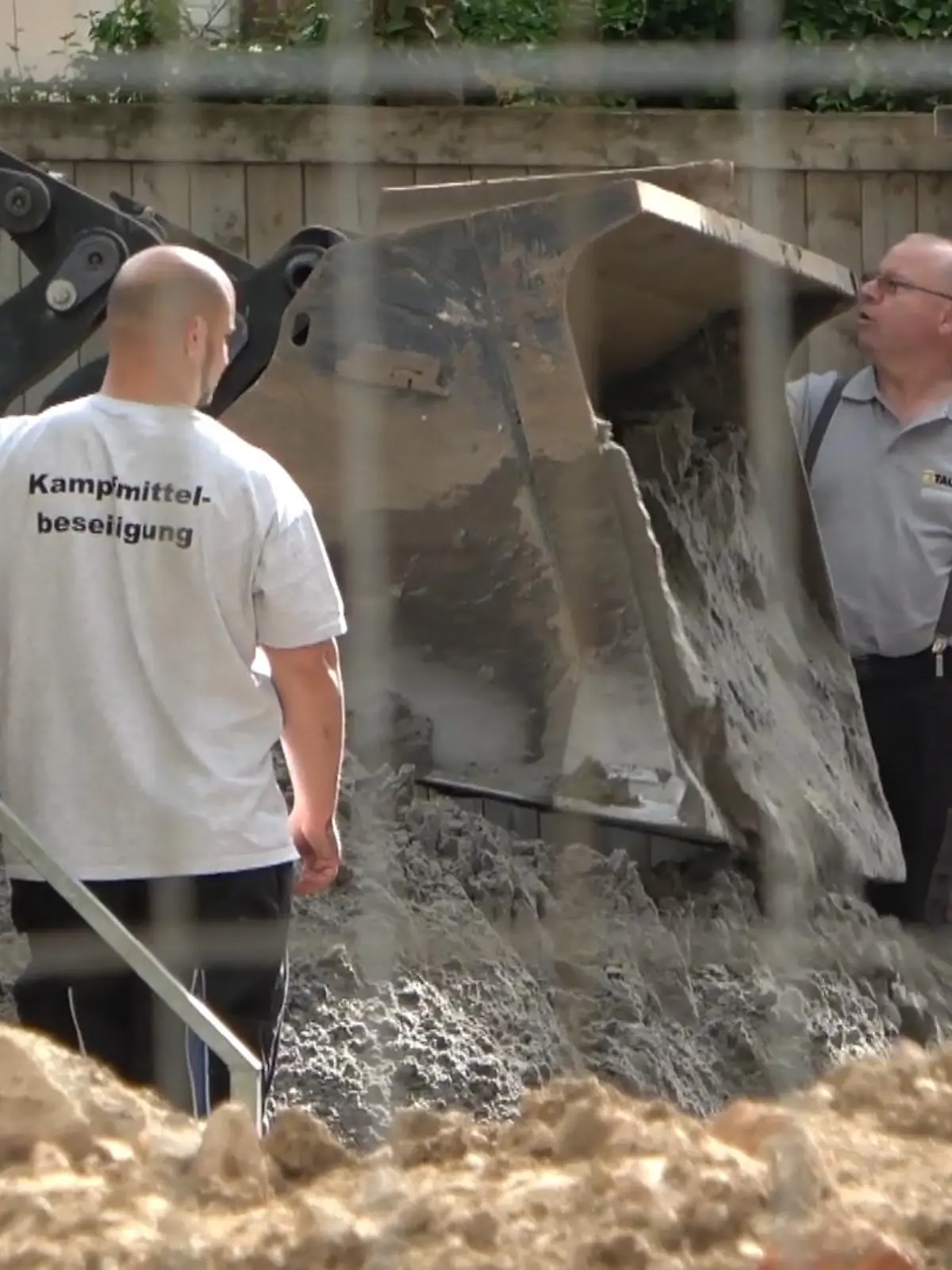 Nach dem Fund einer Weltkriegsbombe in einem Wohngebiet im Frankfurter Stadtteil Nordend wurde der Blindgänger kurz nach Mitternacht kontrolliert gesprengt. Der Evakuierungsbereich hatte einen Radius von etwa 700 Metern. Insgesamt 25.000 Menschen mussten den abgesteckten Bereich im Nordend verlassen